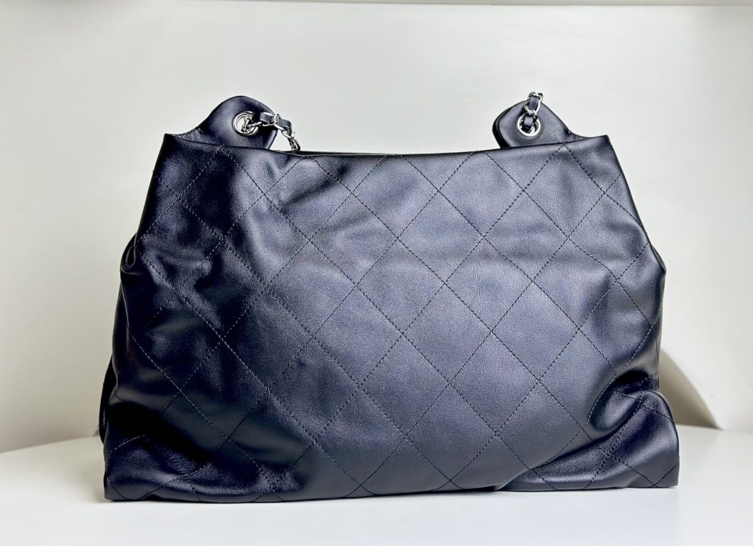 CHANEL VINTAGE Matte cowhide feels super soft. The large cross-body bag is full of retro style. It is simple and versatile. The inner layer has l