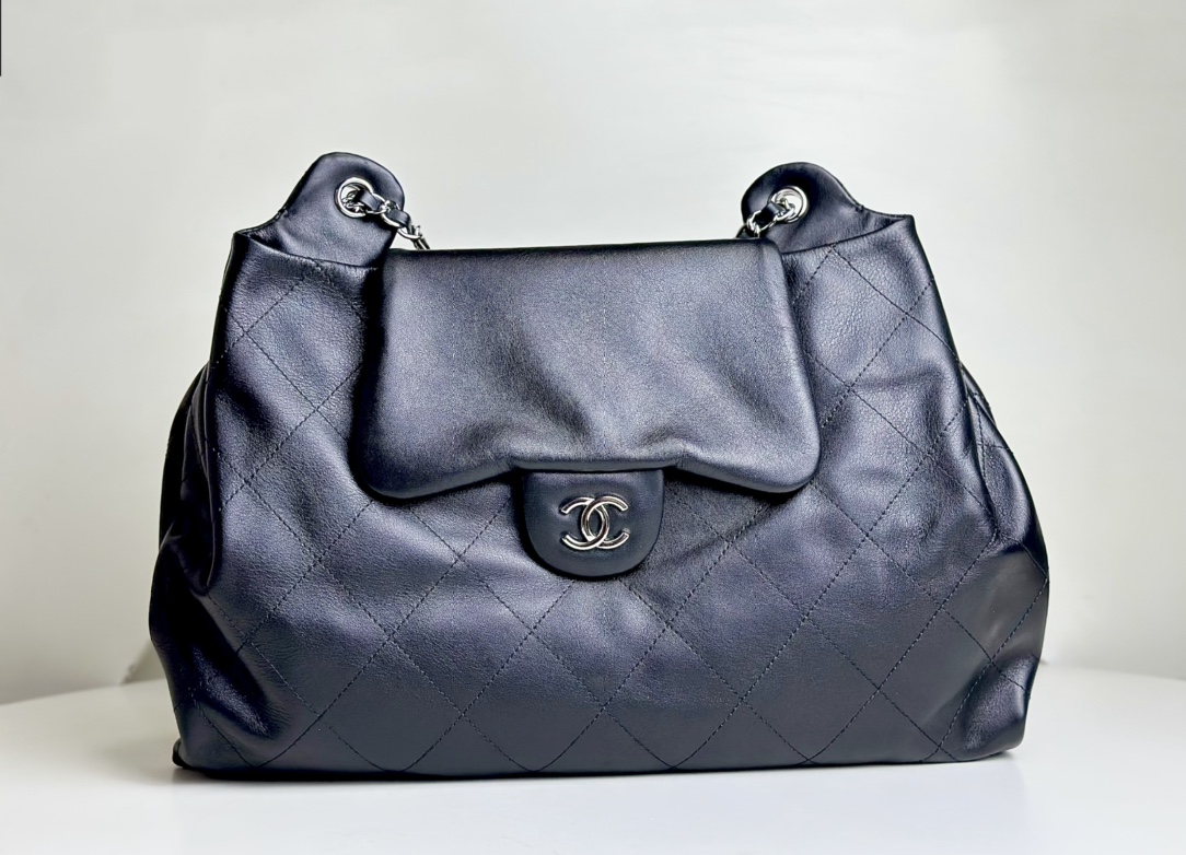 CHANEL VINTAGE Matte cowhide feels super soft. The large cross-body bag is full of retro style. It is simple and versatile. The inner layer has l