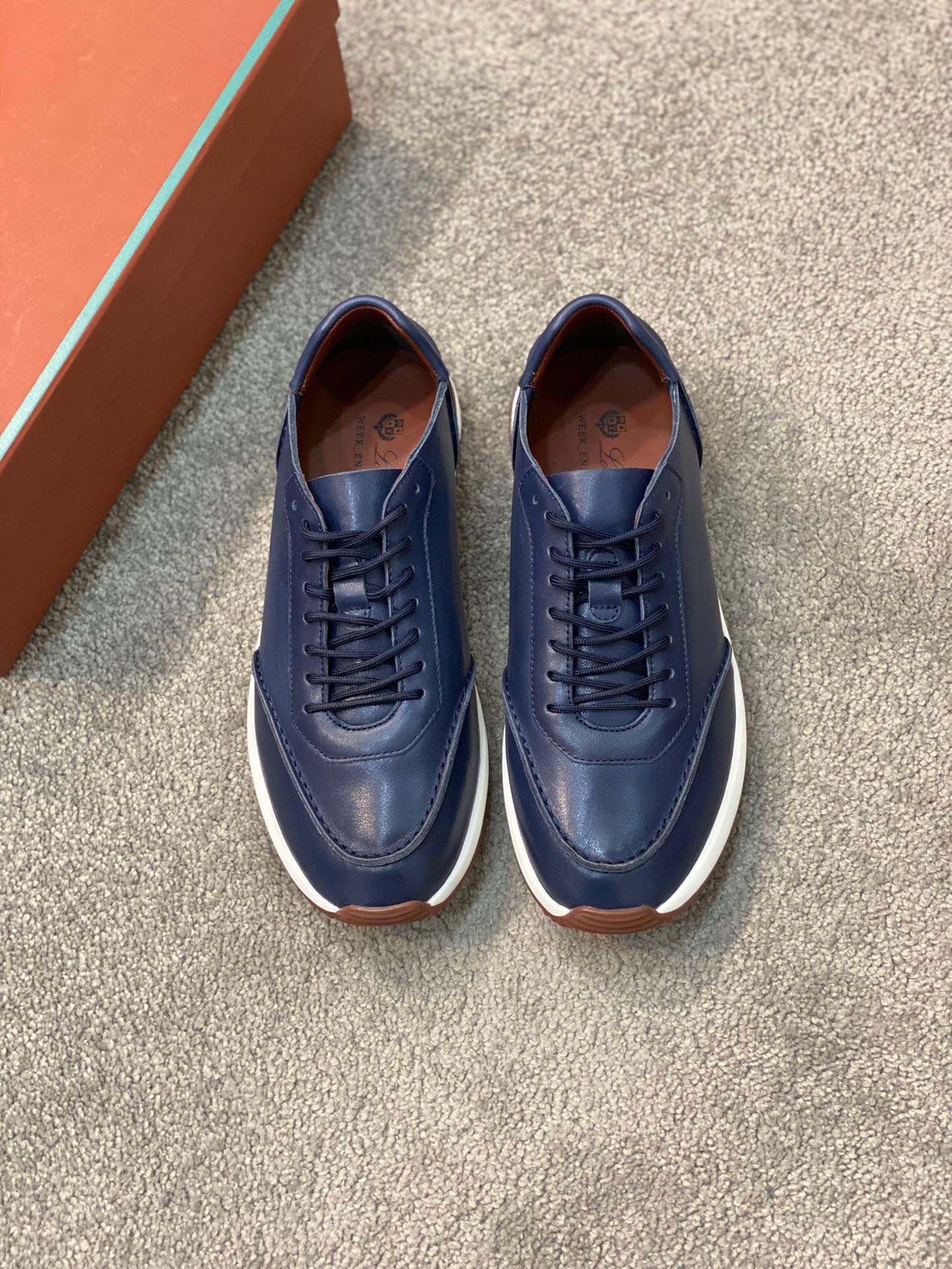 NO:218171,Brand Loro Piana color original color matching code number 39-46 customized 38.47 price Material Nouo Pianya autumn hot product shipped!  The window style LoroPiana mesh cowhide casual sports men's shoes This casual shoe is knitted with Wind fiber, presenting a unique three-dimensional effect. The unique style is slightly narrowed in the middle and is embellished with Naba Leather. The light rubber sole and edge studs enhance grip and stability. The functional details of the shoe are full of modern aesthetics. The upper uses hot melt edge sealing process. The light technical material of the Kummel color rubber outsole is inlaid with cushioning pads on the inner side of the sole, which makes the weight distribution more even and reduces the load during travel. The leather eyelets are directly placed on the upper fixed to the sole to ensure stability. The rear is equipped with cushioning pads to improve the comfort of wearing. LP casual shoes, loro piana, loro piana, cowhide19860909品牌Loro Piana 颜色原版配色 码数39-46定做38.47 价格 材质诺悠翩雅秋季爆款出货！橱窗款LoroPiana网面牛皮休闲运动男鞋 这款休闲鞋采用Wind纤维针织而成,呈现出别致的立体效果,独特的版型在中段轻微变窄,并以纳巴革细节点缀.轻盈橡胶鞋底和边缘的鞋钉增强抓地力和稳定性,充满现代美感的功能细节设计为鞋子平添了运动风格.鞋面使用热熔封边工艺 Kummel色橡胶外底的轻盈技术材料鞋底内侧镶嵌着缓冲垫,让重量分配更平均,减轻行进间的负荷 皮革鞋眼直接设于固定在鞋底的鞋面上,以确保稳定性 后部搭配缓冲垫,以提升穿着舒适感,LP休闲鞋,loro piana,loro piana,cowhide,Men's shoes