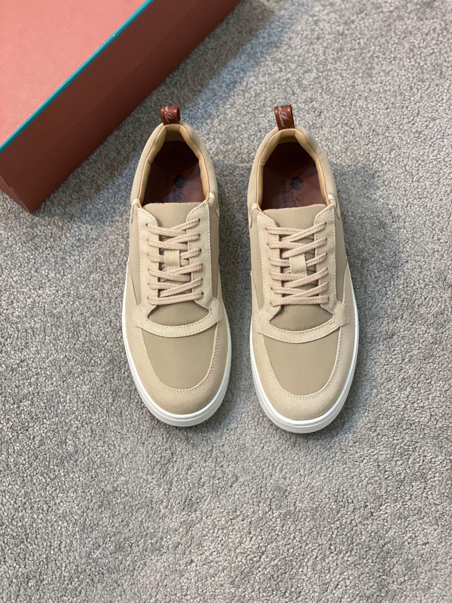 NO:218172,Brand Loro Piana color original color matching code number 39-44 standard code price material Nouo Pianya autumn hot product shipped!  The window style LoroPiana mesh cowhide casual sports men's shoes This casual shoe is knitted with Wind fiber, presenting a unique three-dimensional effect. The unique style is slightly narrowed in the middle and is embellished with Naba Leather. The light rubber sole and edge studs enhance grip and stability. The functional details of the shoe are full of modern aesthetics. The upper uses hot melt edge sealing process. The light technical material of the Kummel color rubber outsole is inlaid with cushioning pads on the inner side of the sole, which makes the weight distribution more even and reduces the load during travel. The leather eyelets are directly placed on the upper fixed to the sole to ensure stability. The rear is equipped with cushioning pads to enhance the comfort of wearing. LP casual shoes, loro piana, loro piana, cowhide19860909品牌Loro Piana 颜色原版配色 码数39-44标准码 价格 材质诺悠翩雅秋季爆款出货！橱窗款LoroPiana网面牛皮休闲运动男鞋 这款休闲鞋采用Wind纤维针织而成,呈现出别致的立体效果,独特的版型在中段轻微变窄,并以纳巴革细节点缀.轻盈橡胶鞋底和边缘的鞋钉增强抓地力和稳定性,充满现代美感的功能细节设计为鞋子平添了运动风格.鞋面使用热熔封边工艺 Kummel色橡胶外底的轻盈技术材料鞋底内侧镶嵌着缓冲垫,让重量分配更平均,减轻行进间的负荷 皮革鞋眼直接设于固定在鞋底的鞋面上,以确保稳定性 后部搭配缓冲垫,以提升穿着舒适感,LP休闲鞋,loro piana,loro piana,cowhide,Men's shoes