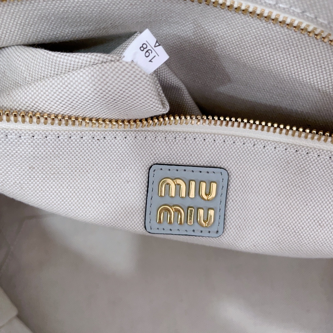 ️5BG276Miu家新款伊势丹限定托特包官网主推今年绝对爆款式顶级进口小牛皮皮面细腻光滑柔软上乘的皮革
