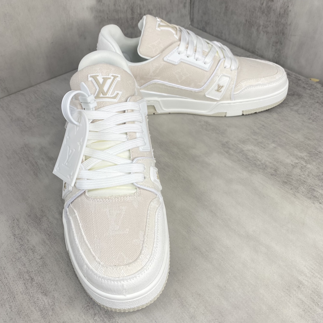 Louis Vuitton 新款上架 2053 Louis*Vuitto* LV Trainer 最新款 大底和面料私模 绝对下血本费心思的一款鞋子 自Vifgil到来之后而设计的这一系列 每一季度都深受众多粉丝的青睐 TPU 大底 包装