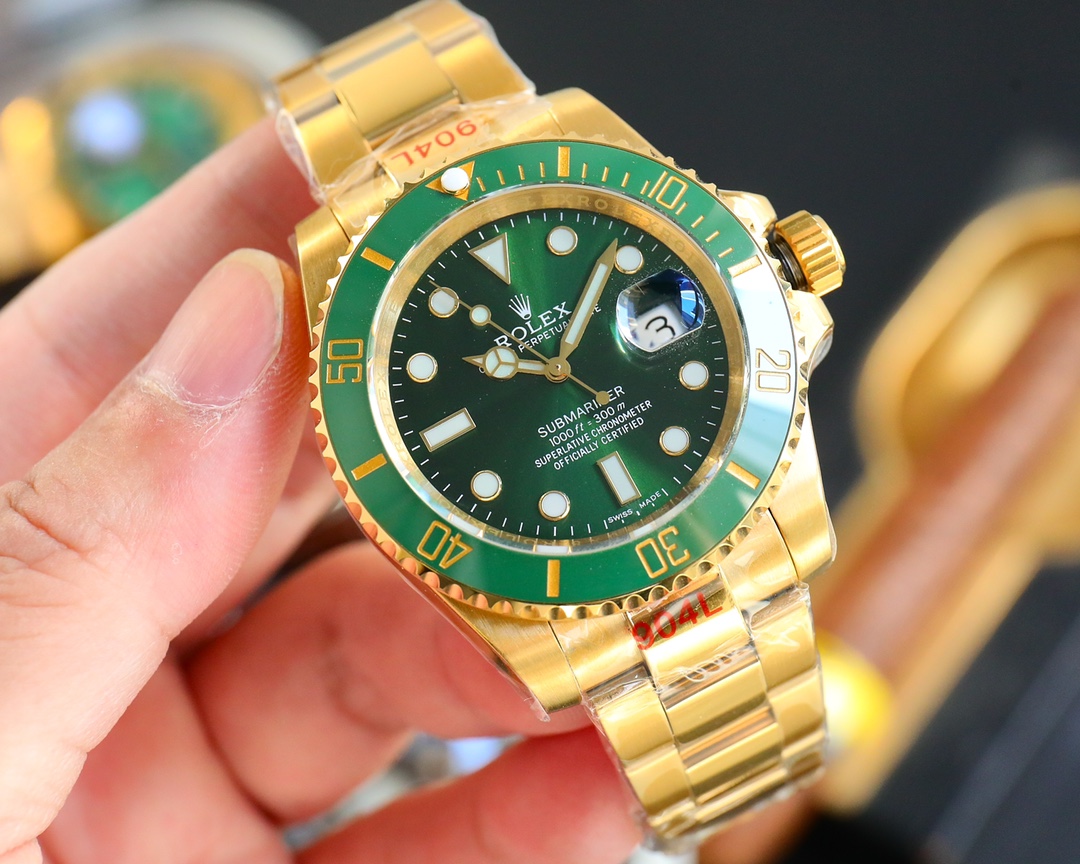 NO:150839,The new upgraded version of the new Citizen movement is consistent with the original. The new Citizen movement has a new Citizen movement. At the moment when the submarine calendar is updated, we are committed to improving the perfect Citizen watch!  This time, the details of the water ghost are thoroughly studied and multi-layer quality control. The specific details are as follows: 1. The radiation pattern of the surface of the large factory is synchronized with the original, the disc logo and font are safely comparable to the original, and the scale rounded corners are polished with extremely delicate and delicate; the scale is filled with imported luminous powder (which makes the luminous light brighter and longer lasting), the magnifying glass detects round and fullness, and the scale is pure and does not doze with any stains under the luminous light. Welcome to compare major manufacturers and originals. 2. The original calendar corrects the original calendar position and font of the Citizen movement, the three-digit calendar 2.5 times magnifying glass (the magnifying glass crystal is also sapphire), and the magnifying glass crystal is blue-plated with the counter. 3. The three-code combination is the original shipment accessories, that is, the watch's shadow circle code, warranty card, and tag three models, the numbers are consistent, and there is no duplication.  4. The original ring-mouth ceramic ring milky white night pearl super strong counter has the latest ice blue luminous color, and the luminous color is consistent with the latest counter luminous original; the ring-mouth scale is filled according to the top technology, and the color is close to the original. 5. The movement ensures quality control and screens the movement, and adjusts and tests accurately (guaranteed to be produced by the new original machine)!  6. Imported 316L stainless steel case and steel strip, exquisite polishing technology, oxidation and wear resistance. 7. The counter is consistent with the turtle back stairs telescopic buckle, which is more suitable for easy adjustment of wrist thickness,19860909金  全新升级版（水鬼）全新西铁城机芯外观细节与原装一致官方同步新款款水鬼西铁城水鬼之颠,值此潜航者日历型更星换代之际,致力于更进完美的西铁城腕表！此次水鬼细节深究极致、多层品控,具体细节如 1、大厂表面盘面放射纹聚光效果同步原装,盘面logo、字体放心媲美原装,刻度圆角打磨工艺细腻极致；刻度重金填充进口夜光粉（呈现夜光更亮更持久）,放大镜检测圆润饱满,夜光下刻度纯净不掺杂半点污渍,欢迎对比各大厂及原装 2、原装日历修正西铁城机芯原始日历位置与字体, 三位日历2.5倍放大镜（放大镜晶体也是蓝宝石）,放大镜晶体镀蓝膜与专柜同步. 3、三码合一同原装出货附件,即手表内影圈编码、保修卡、吊牌三项型号、编号一致,且无重复. 4、原版圈口陶瓷圈乳白色夜明珠超强专柜最新冰蓝色夜光,夜光色与最新专柜夜光原版一致；圈口刻度按顶尖工艺填充,色泽跟饱满接近原装. 5、机芯保障品控筛选机芯,调测试精准（保证原装新机出品）！ 6、进口316L精钢表壳与钢带,打磨抛光工艺精湛,抗氧化杠耐磨. 7、专柜一致龟背楼梯伸缩表扣,更适合方便手腕粗细的调整,,,Watch