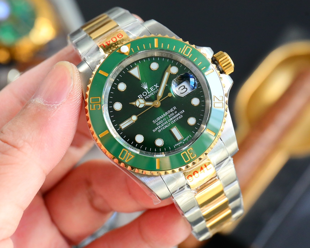 NO:150740,The new upgraded version of the new Citizen movement is consistent with the original. The new Citizen movement has a new Citizen movement. At the moment when the submarine calendar is updated, we are committed to improving the perfect Citizen watch!  This time, the details of the water ghost are thoroughly studied and multi-layer quality control. The specific details are as follows: 1. The radiation pattern of the surface of the large factory is synchronized with the original, the disc logo and font are safely comparable to the original, and the scale rounded corners are polished with extremely delicate and delicate; the scale is filled with imported luminous powder (which makes the luminous light brighter and longer lasting), the magnifying glass detects round and fullness, and the scale is pure and does not doze with any stains under the luminous light. Welcome to compare major manufacturers and originals. 2. The original calendar corrects the original calendar position and font of the Citizen movement, the three-digit calendar 2.5 times magnifying glass (the magnifying glass crystal is also sapphire), and the magnifying glass crystal is blue-plated with the counter. 3. The three-code combination is the original shipment accessories, that is, the watch's shadow circle code, warranty card, and tag three models, the numbers are consistent, and there is no duplication.  4. The original ring-mouth ceramic ring milky white night pearl super strong counter has the latest ice blue luminous color, and the luminous color is consistent with the latest counter luminous original; the ring-mouth scale is filled according to the top technology, and the color is close to the original. 5. The movement ensures quality control and screens the movement, and adjusts and tests accurately (guaranteed to be produced by the new original machine)!  6. Imported 316L stainless steel case and steel strip, exquisite polishing technology, oxidation and wear resistance. 7. The counter is consistent with the turtle back stairs telescopic buckle, which is more suitable for easy adjustment of wrist thickness,19860909金  全新升级版（水鬼）全新西铁城机芯外观细节与原装一致官方同步新款款水鬼西铁城水鬼之颠,值此潜航者日历型更星换代之际,致力于更进完美的西铁城腕表！此次水鬼细节深究极致、多层品控,具体细节如 1、大厂表面盘面放射纹聚光效果同步原装,盘面logo、字体放心媲美原装,刻度圆角打磨工艺细腻极致；刻度重金填充进口夜光粉（呈现夜光更亮更持久）,放大镜检测圆润饱满,夜光下刻度纯净不掺杂半点污渍,欢迎对比各大厂及原装 2、原装日历修正西铁城机芯原始日历位置与字体, 三位日历2.5倍放大镜（放大镜晶体也是蓝宝石）,放大镜晶体镀蓝膜与专柜同步. 3、三码合一同原装出货附件,即手表内影圈编码、保修卡、吊牌三项型号、编号一致,且无重复. 4、原版圈口陶瓷圈乳白色夜明珠超强专柜最新冰蓝色夜光,夜光色与最新专柜夜光原版一致；圈口刻度按顶尖工艺填充,色泽跟饱满接近原装. 5、机芯保障品控筛选机芯,调测试精准（保证原装新机出品）！ 6、进口316L精钢表壳与钢带,打磨抛光工艺精湛,抗氧化杠耐磨. 7、专柜一致龟背楼梯伸缩表扣,更适合方便手腕粗细的调整,,,Watch