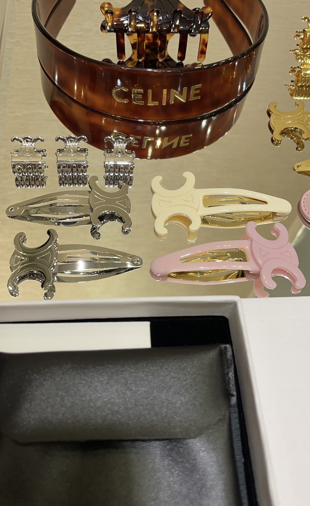 NO:765614,Single 88130 Today's new product welfare model New light pink Arc de Triomphe logo hairpin Ju Jingyi's same hairpin Korean style tipsy atmosphere Simple matching with the upper body is very eye-catching and fashionable z Customized Same brass material Resin material Hairpin single, hairpins, Cardia high-end jewelry19860909单只88130今日新品福利款 新款浅粉色凯旋门徽标发夹 鞠婧祎同款发夹 韩系微醺氛围感 简简单单搭配上身就很吸睛很时髦啦 z定制 一致黄铜材质 树脂材质 发夹单只,,hairpins,卡迪亚高端饰品,Jewelry