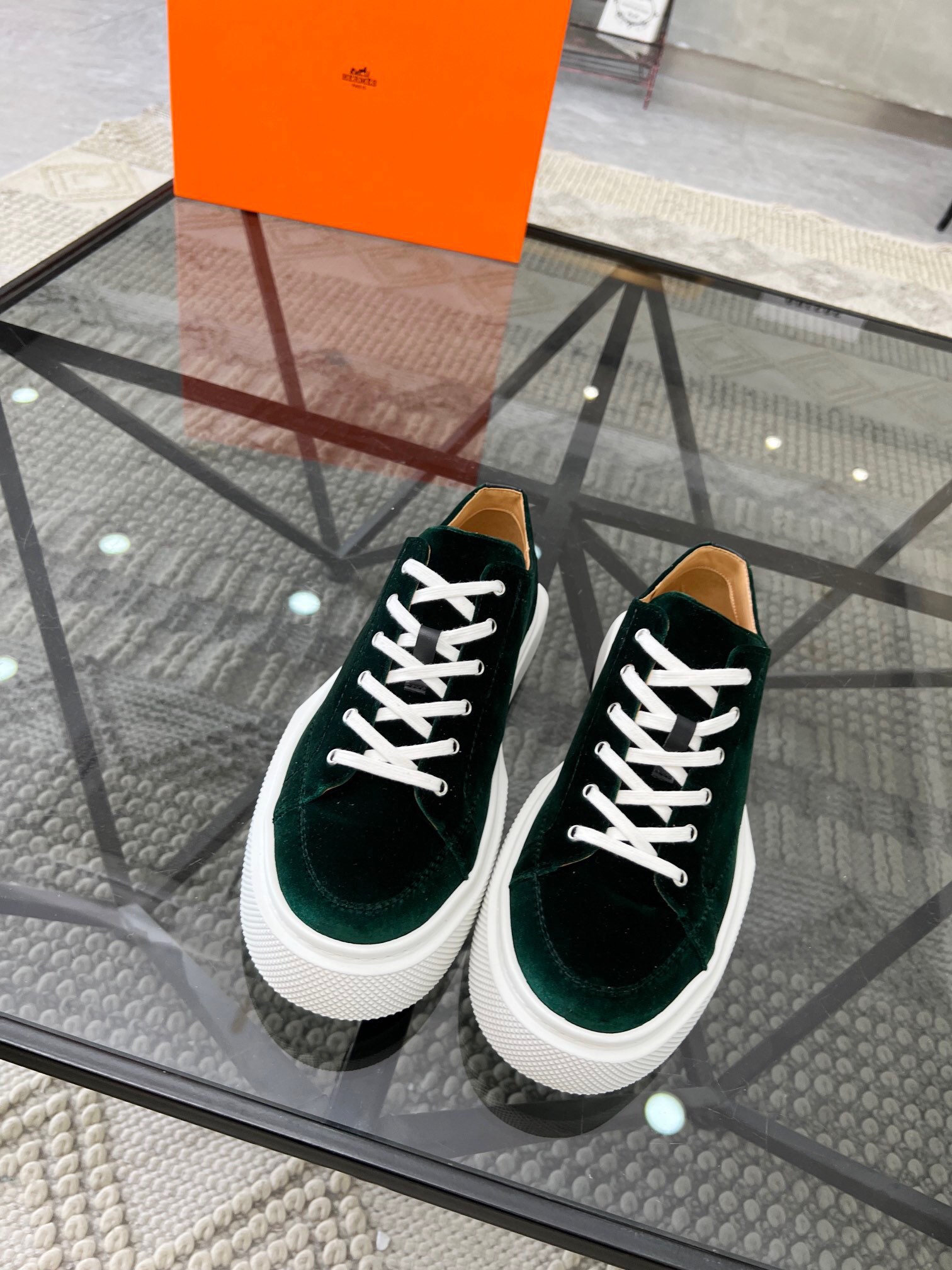 NO:216618,Brand HERMES original color matching, size 39-44 customized 38.45 price, material Hermes new style, boutique sports shoes, original velvet upper, creating a full cowhide footbed, cowhide inner style, full dynamic original Hermes comfortable sole, simple and generous sports and casual, Hermes casual shoes, hermes, hermes, sneakers, cowhide19860909品牌HERMES 颜色原版配色 码数39-44定做38.45 价格 材质爱马仕新款 精品运动鞋 鞋面原版天鹅绒面料打造全牛皮垫脚牛皮内里版型时尚 动感十足原版 爱马仕舒适大底 简洁大方运动休闲,爱马仕 休闲鞋,hermes,hermes,sneakers,cowhide,Men's shoes