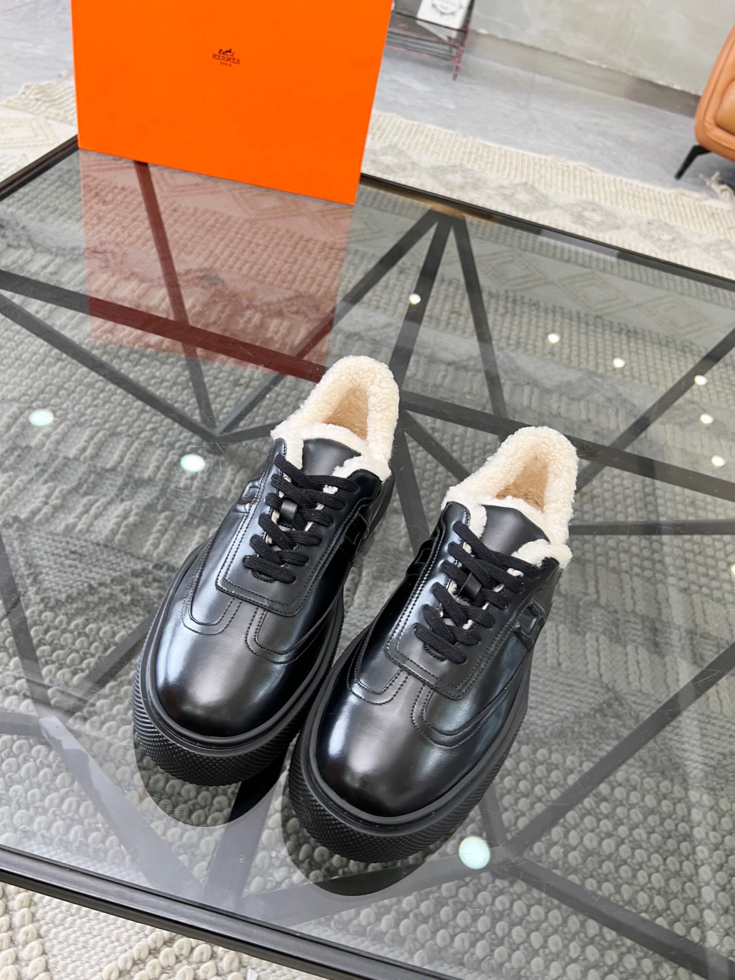 NO:216389,Brand HERMES original color matching, size 39-44 customized 38.45 price, new Hermes style, boutique sports shoes, cowhide upper cowhide, foot pad, comfortable and warm wool, fashionable inner style, dynamic original, Hermes comfortable sole, simple and generous sports and leisure, Hermes casual shoes, hermes, hermes, sneakers, cowhide19860909品牌HERMES 颜色原版配色 码数39-44定做38.45 价格 材质爱马仕新款 精品运动鞋 鞋面牛皮打造全牛皮垫脚舒适保暖羊毛 内里版型时尚 动感十足原版 爱马仕舒适大底 简洁大方运动休闲,爱马仕 休闲鞋,hermes,hermes,sneakers,cowhide,Men's shoes