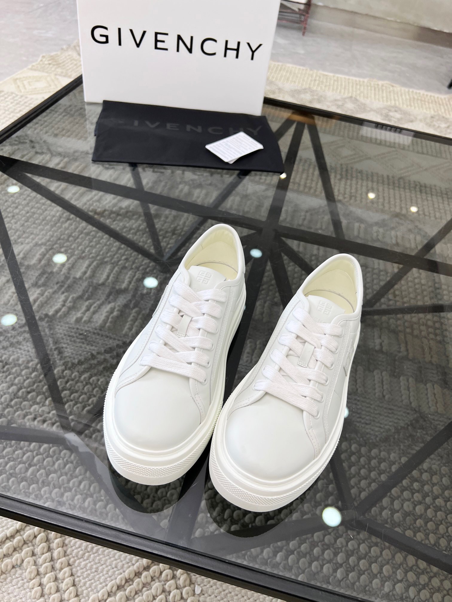 NO:216572,Brand GIVENCHY Color Original Color Number 35-45 Couple Model Price Material Givenchy Top-grade Original Product!  The uppers are sold simultaneously with cowhide and water-dyed cowhide on cloth. Original outsole. The style is fashionable, simple and elegant. All-match style. Givenchy casual shoes. Givenchy, given, given, cowhide.19860909品牌GIVENCHY 颜色 原版配色 码数35-45情侣款 价格 材质纪梵希顶级·原单货！精品好货专柜 同步发售鞋面采用牛皮搭配布面水染牛皮里 原版大底 版型时尚简洁大方 百搭款,纪梵希休闲鞋,givenchy,givenchy,cowhide,Men's shoes