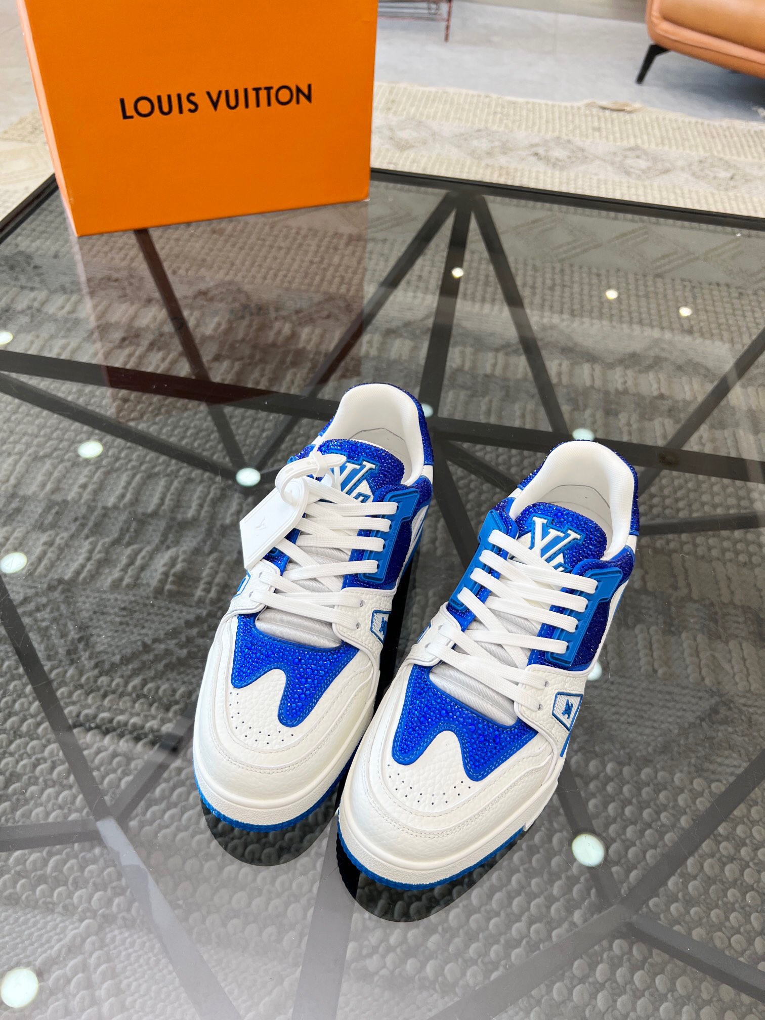 NO:216960,Brand LOUIS VUITTON Color original diamond systoves 38-45 standard codes Price Material new Louis Vuitton high-top casual shoes!  Original single-quality Labon craft upper is imported from original cowhide leather pure hand-padding and breathable mesh fabric footbed style fashionable. Simple and atmospheric original special sole, Louis Vuitton, louis vuitton, louis vuitton, cowhide19860909品牌LOUIS VUITTON 颜色原版烫钻 码数38-45标准码 价格 材质路易威登新款 高帮休闲鞋！原单品质拉邦工艺鞋面采用进口原版牛皮纯手工贴钻透气网布垫脚版型时尚 简单大气原版特供大底,路易威登,louis vuitton,louis vuitton,cowhide,Men's shoes