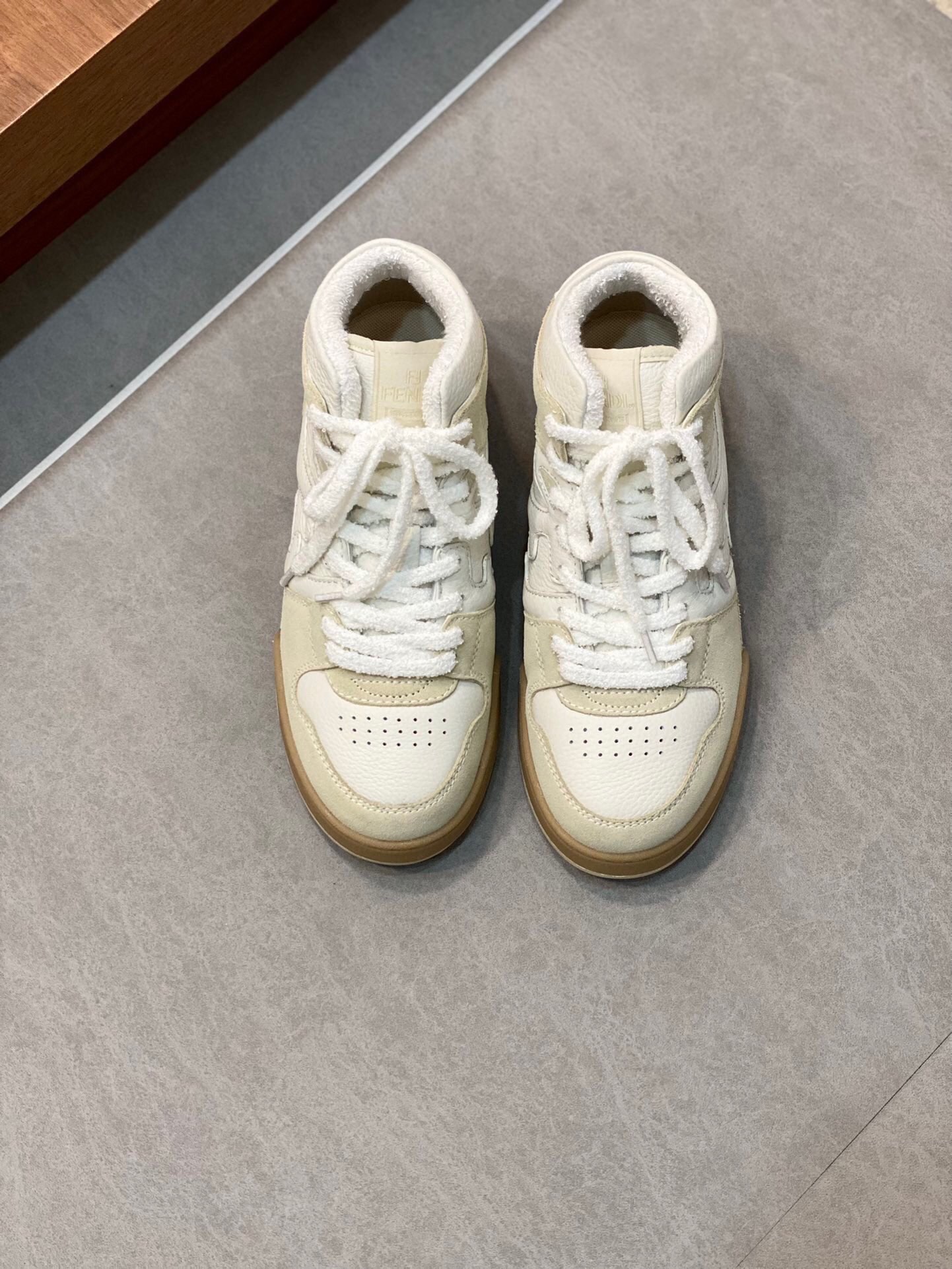 NO:216352,Brand FENDI color original color matching number 39-44 customized 38.45 Price Material Fendi new style Boutique high-top casual shoes Top purchasing agent men's super popular hot counter new style Original configuration, Italian imported original cowhide, classic appearance of male god domineering, imported mesh cloth inner mat, breathable and comfortable Sole original special supply original sole super comfortable, original order goods High quality, Fendi casual shoes, fendi, fendi, cowhide19860909品牌FENDI 颜色原版配色 码数39-44定做38.45 价格 材质芬迪新款 精品 高帮 休闲鞋 顶级代购男士超人气爆款专柜新款 原厂配置、意大利进口原版牛皮,经典的外观男神霸气,进口网布内里垫,透气舒适 鞋底原厂特供原版底超级舒适,原厂跟单货 高品质,芬迪休闲鞋,fendi,fendi,cowhide,Men's shoes