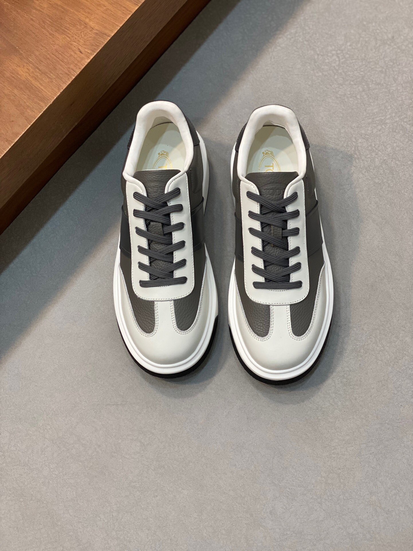 NO:216566,Brand TOD'S original color matching Size 38-45 standard size Price Material Todds Men's New style Casual shoes Original single quality, men's sports shoes Upper is made of cowhide splicing Cowhide inner mesh pads This TOD'S sneakers attract attention with a novel design, and rubber beans show the traditional elements of the brand. Made of suede leather with smooth leather, sewn fabric, soft touch, and TOD'S logo, rubber outsole, TOD'S casual shoes, Tod's, sneakers, cowhide19860909品牌TOD'S 颜色原版配色 码数38-45标准码 价格 材质托德斯男士 新款 休闲鞋 原单品质、男士运动鞋 鞋面采用 牛皮拼接制作 牛皮内里 网布垫脚 本款TOD'S 运动鞋以新颖设计吸引眼球,橡胶豆豆尽显品牌传统元素.绒面皮革拼光滑皮革制成,拼缝织物,触感柔软,侧边饰以TOD'S 标识、橡胶大底,TOD'S 休闲鞋,Tod's,sneakers,cowhide,Men's shoes