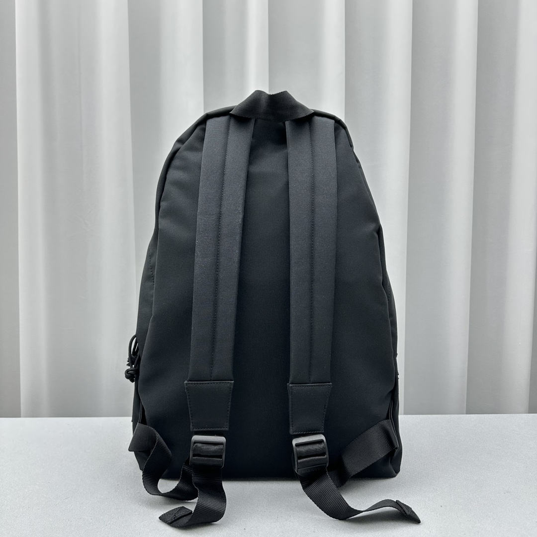 Balenciaga {color label black}