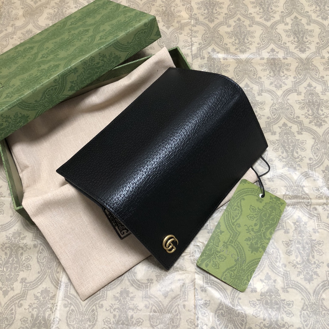 此系列配以醒目的标志性双 G 金属配件。采用热压小牛皮制作，以获得野猪猪皮效果，营造织纹外观。款号：。尺