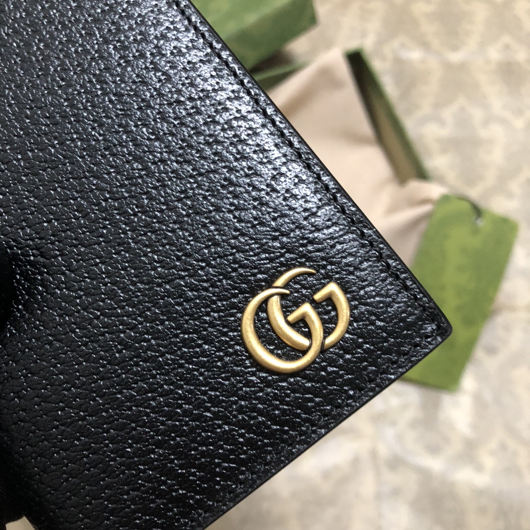 此系列配以醒目的标志性双 G 金属配件。采用热压小牛皮制作，以获得野猪猪皮效果，营造织纹外观。款号：。尺