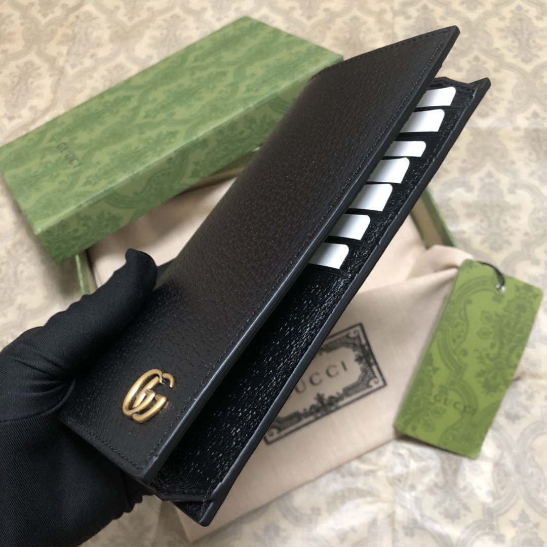 此系列配以醒目的标志性双 G 金属配件。采用热压小牛皮制作，以获得野猪猪皮效果，营造织纹外观。款号：。尺