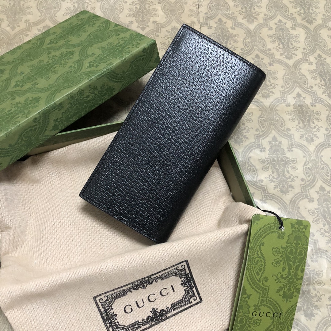 此系列配以醒目的标志性双 G 金属配件。采用热压小牛皮制作，以获得野猪猪皮效果，营造织纹外观。款号：。尺