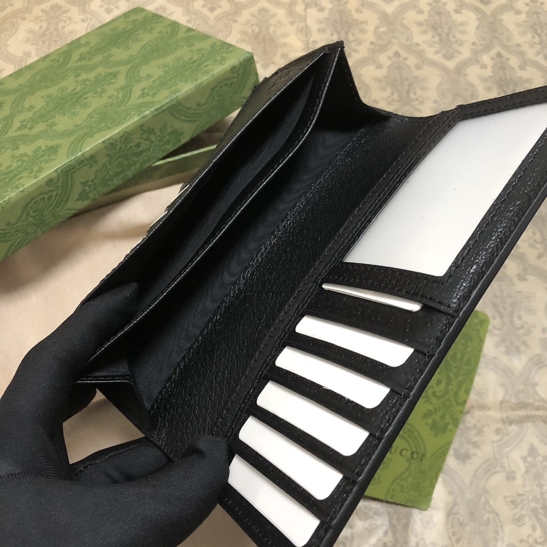 此系列配以醒目的标志性双 G 金属配件。采用热压小牛皮制作，以获得野猪猪皮效果，营造织纹外观。款号：。尺