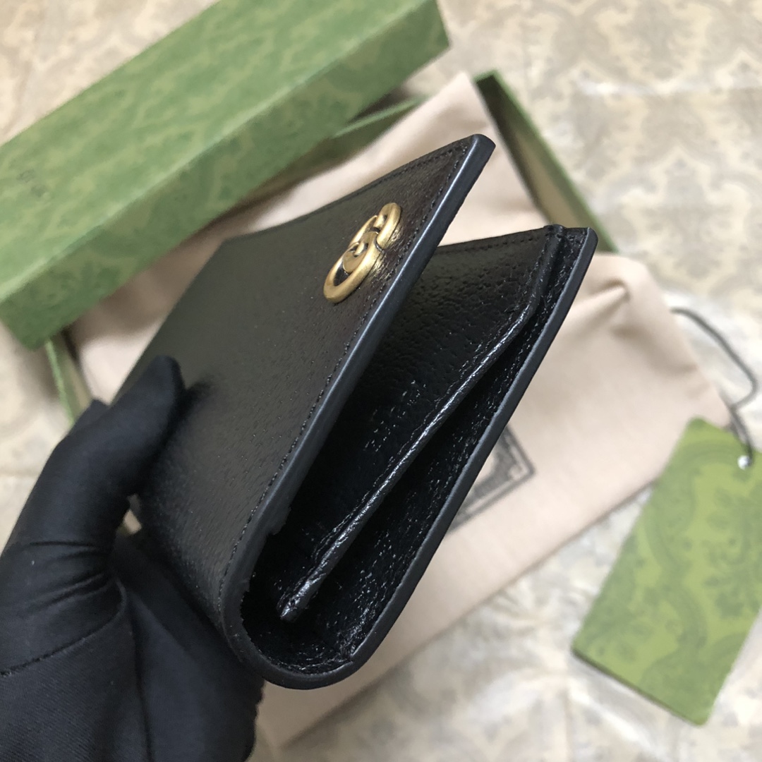 此系列配以醒目的标志性双 G 金属配件。采用热压小牛皮制作，以获得野猪猪皮效果，营造织纹外观。款号：。尺