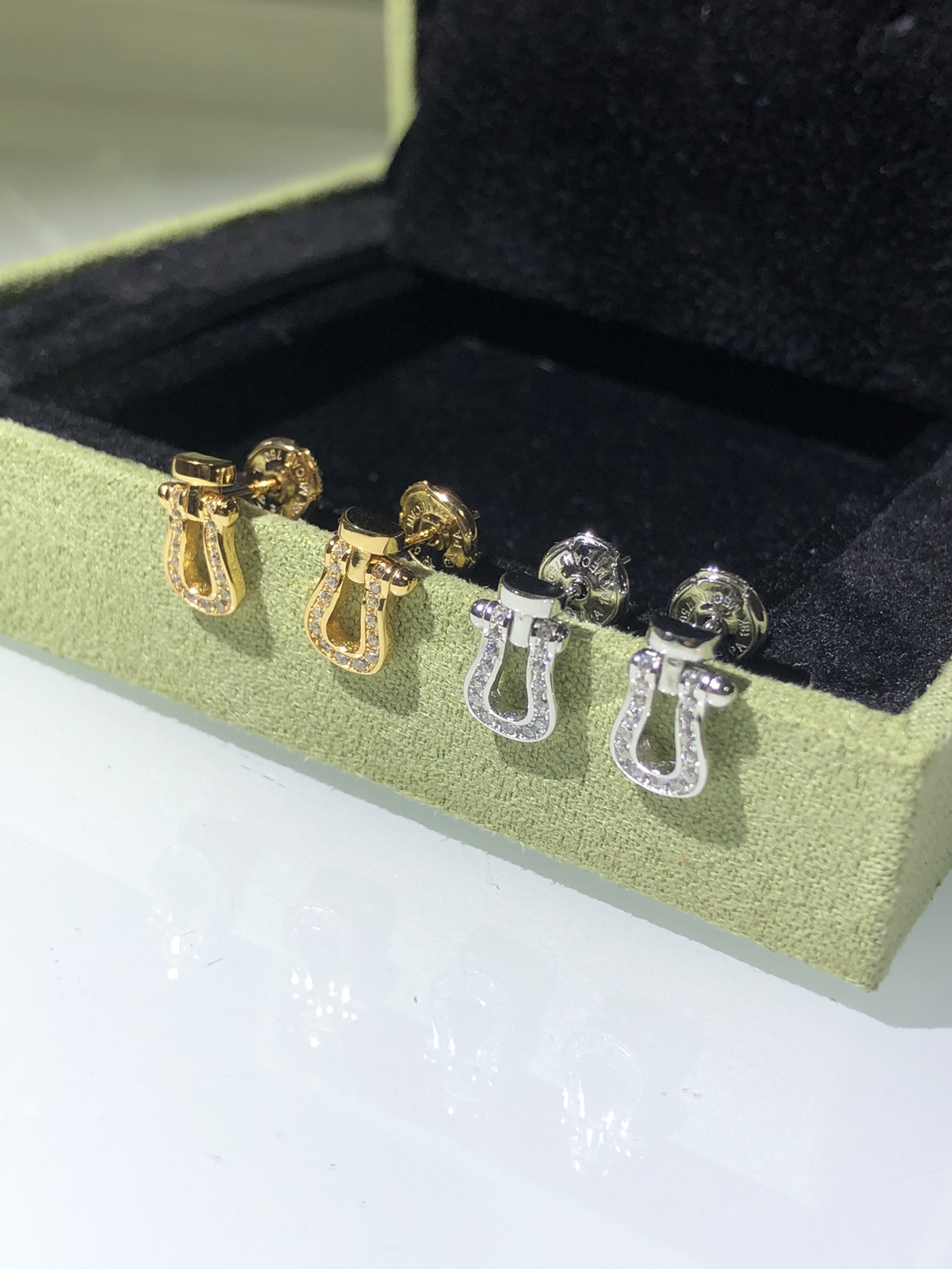 NO:580865,The new Fred Horseshoe Earrings are designed with diamonds and are finely polished. They are a very everyday item (Flying Saucer Plug, Fred19860909新款 费雷德马蹄耳钉 满钻设计,精细打磨,非常日常的一款（飞碟塞,费雷德,Jewelry