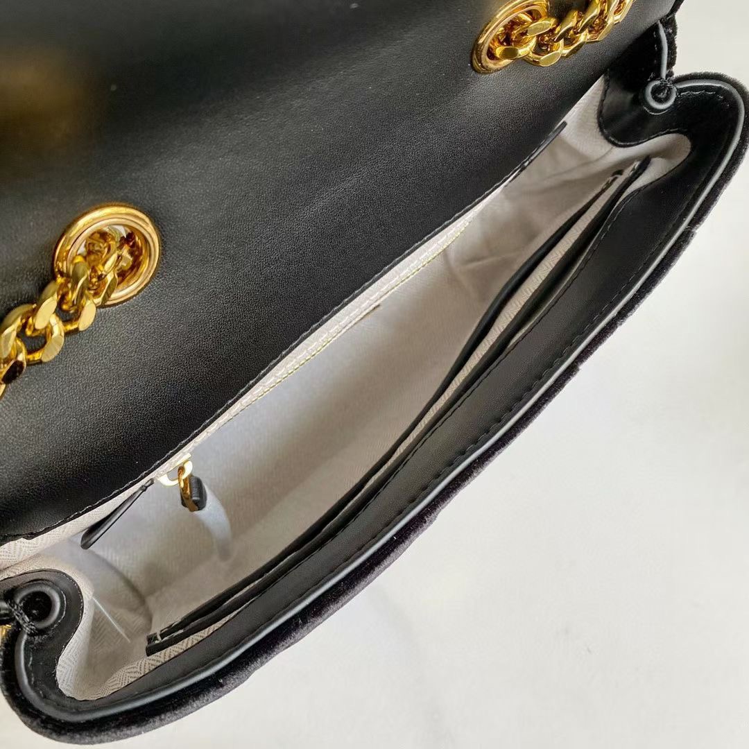 Tory Burch ～TB 新款KIRA两用肩背包 几何绗缝间蕴藏假日的连连期许 天鹅绒面映现温润光泽