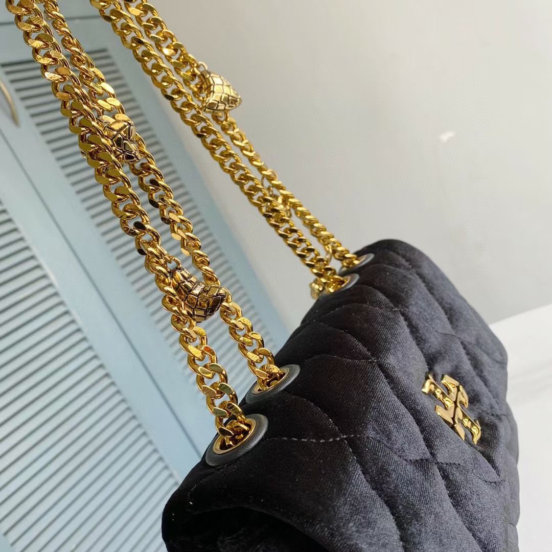 Tory Burch ～TB 新款KIRA两用肩背包 几何绗缝间蕴藏假日的连连期许 天鹅绒面映现温润光泽