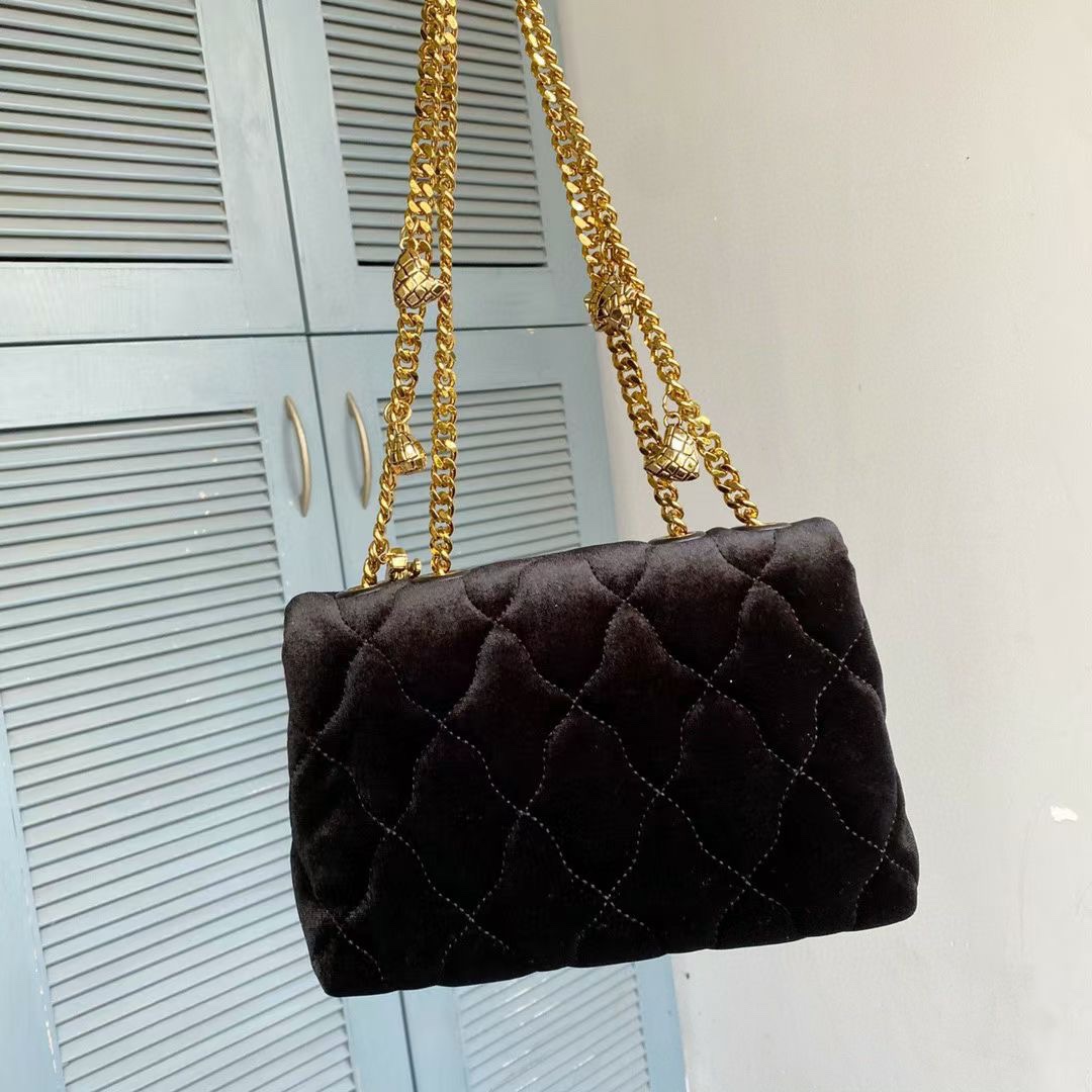 Tory Burch ～TB 新款KIRA两用肩背包 几何绗缝间蕴藏假日的连连期许 天鹅绒面映现温润光泽