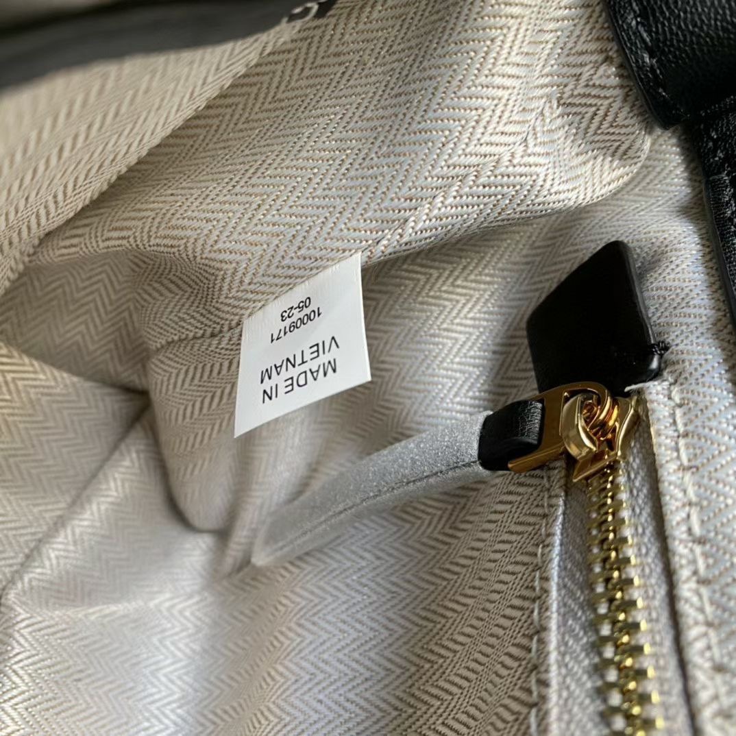 Tory Burch ～TB 新款KIRA两用肩背包 几何绗缝间蕴藏假日的连连期许 天鹅绒面映现温润光泽