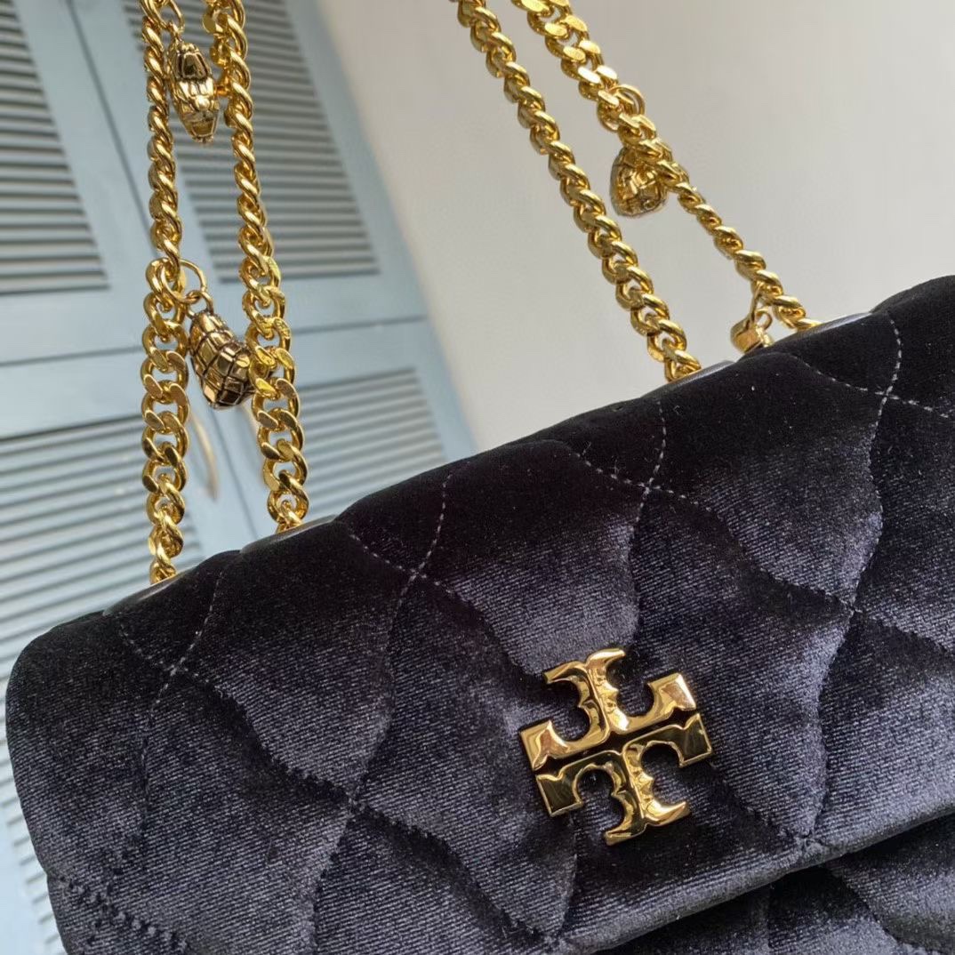 Tory Burch ～TB 新款KIRA两用肩背包 几何绗缝间蕴藏假日的连连期许 天鹅绒面映现温润光泽