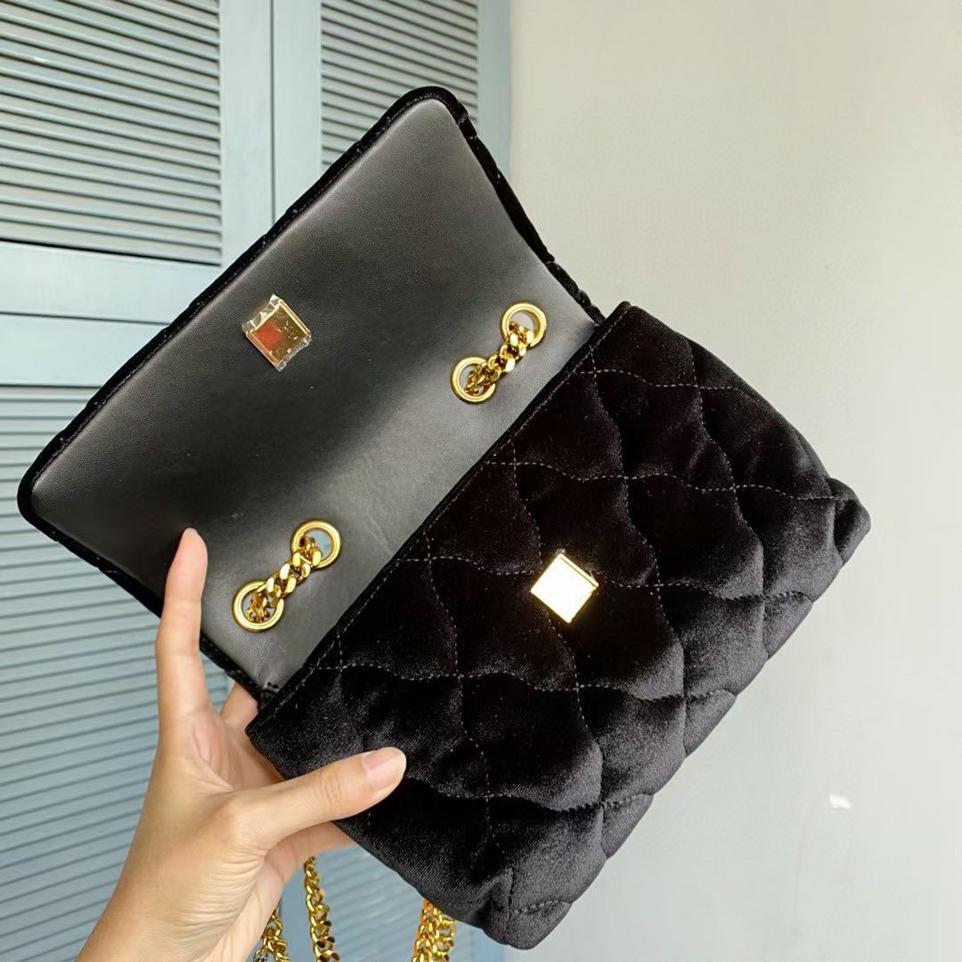 Tory Burch ～TB 新款KIRA两用肩背包 几何绗缝间蕴藏假日的连连期许 天鹅绒面映现温润光泽