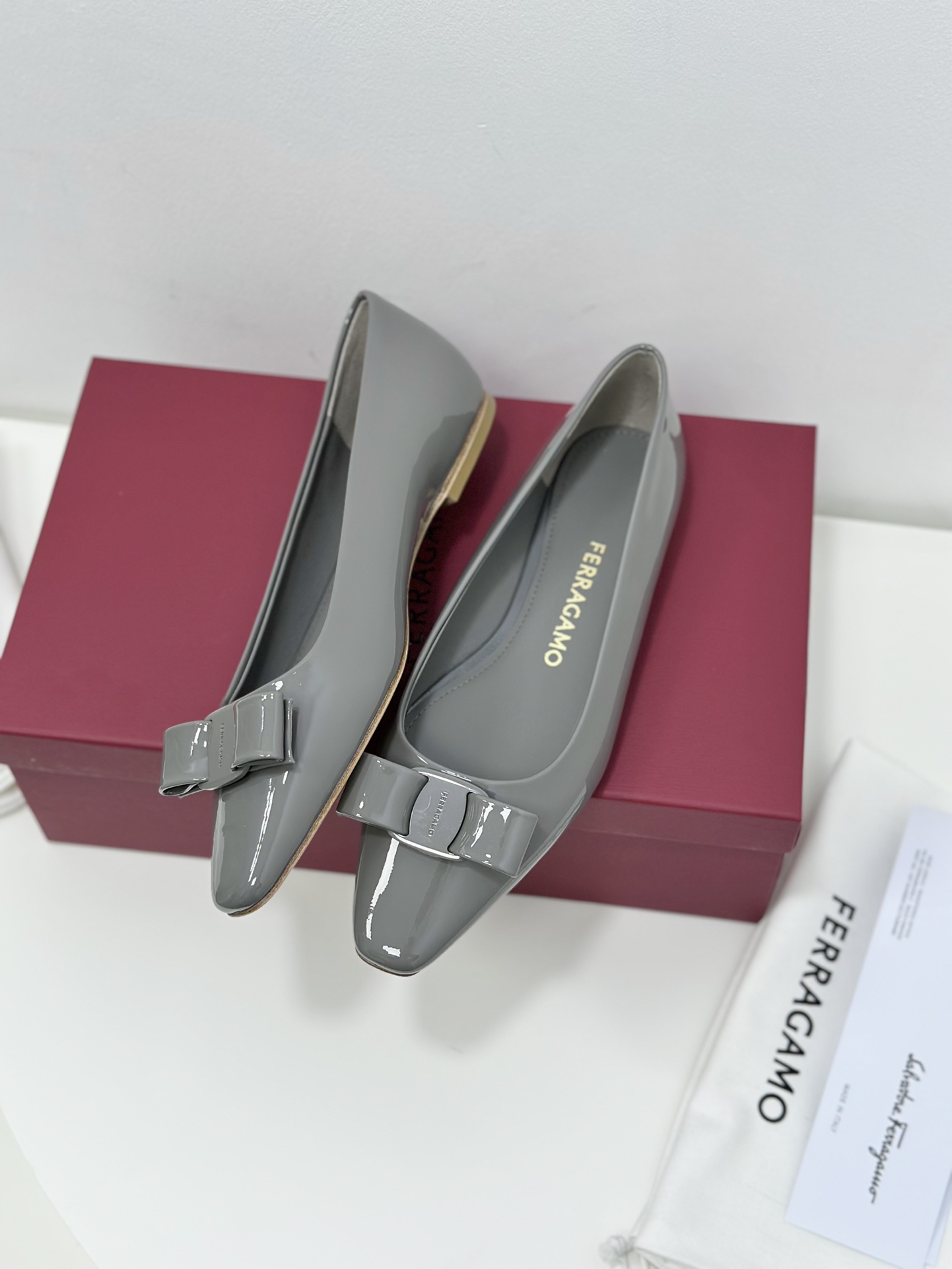 Salvatore Ferragamo Vara Bow Patent Leather Ballerina Flats - Elegant & Comfy 6 i1701240713 4299 3