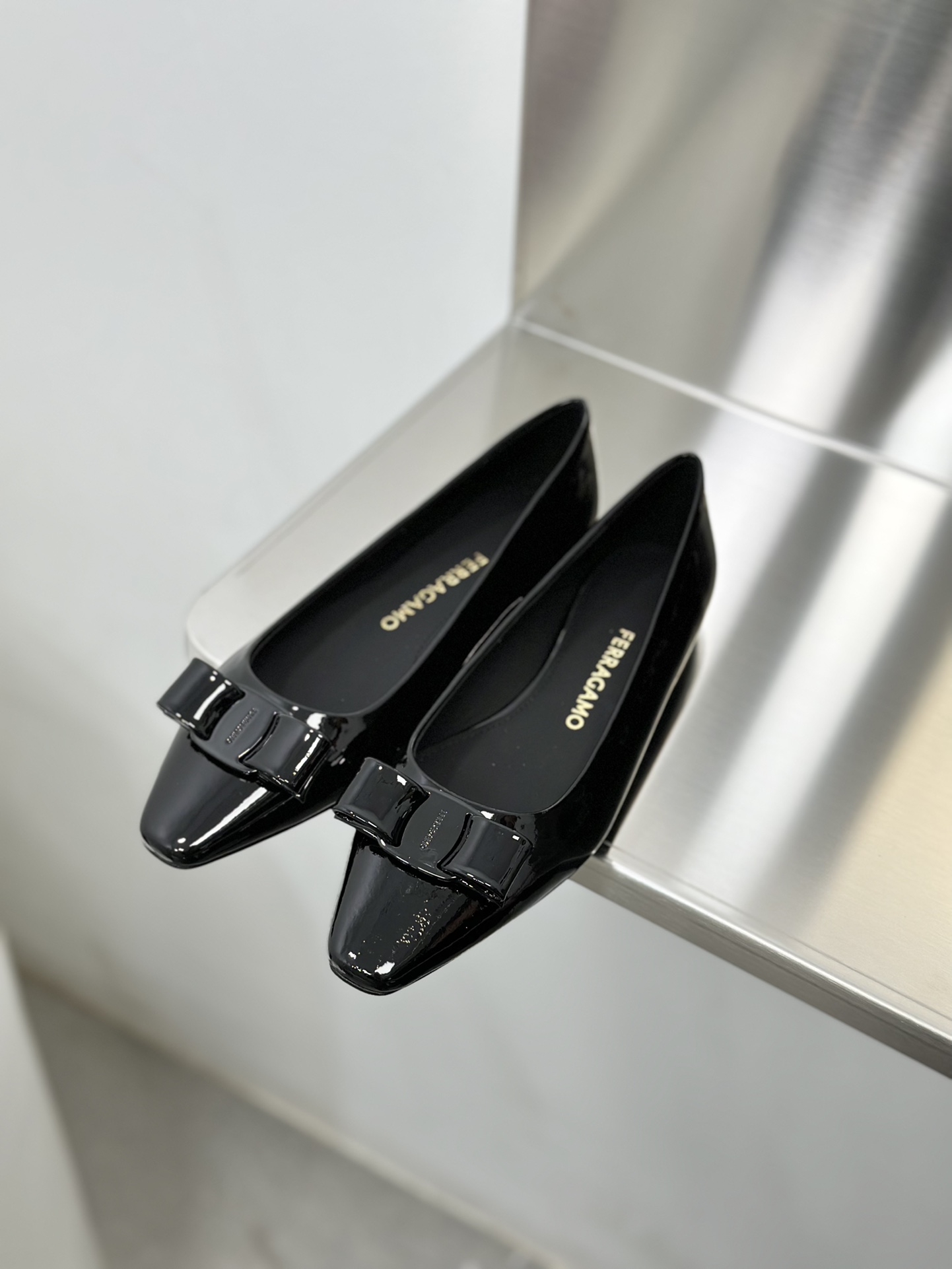 Salvatore Ferragamo Vara Bow Leather Ballet Flats - Classic Elegance 3 i1701240865 4794 0