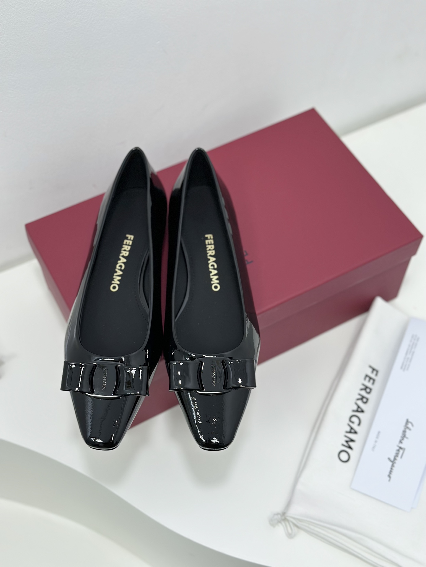 Salvatore Ferragamo Vara Bow Leather Ballet Flats - Classic Elegance 8 i1701240865 6928 1