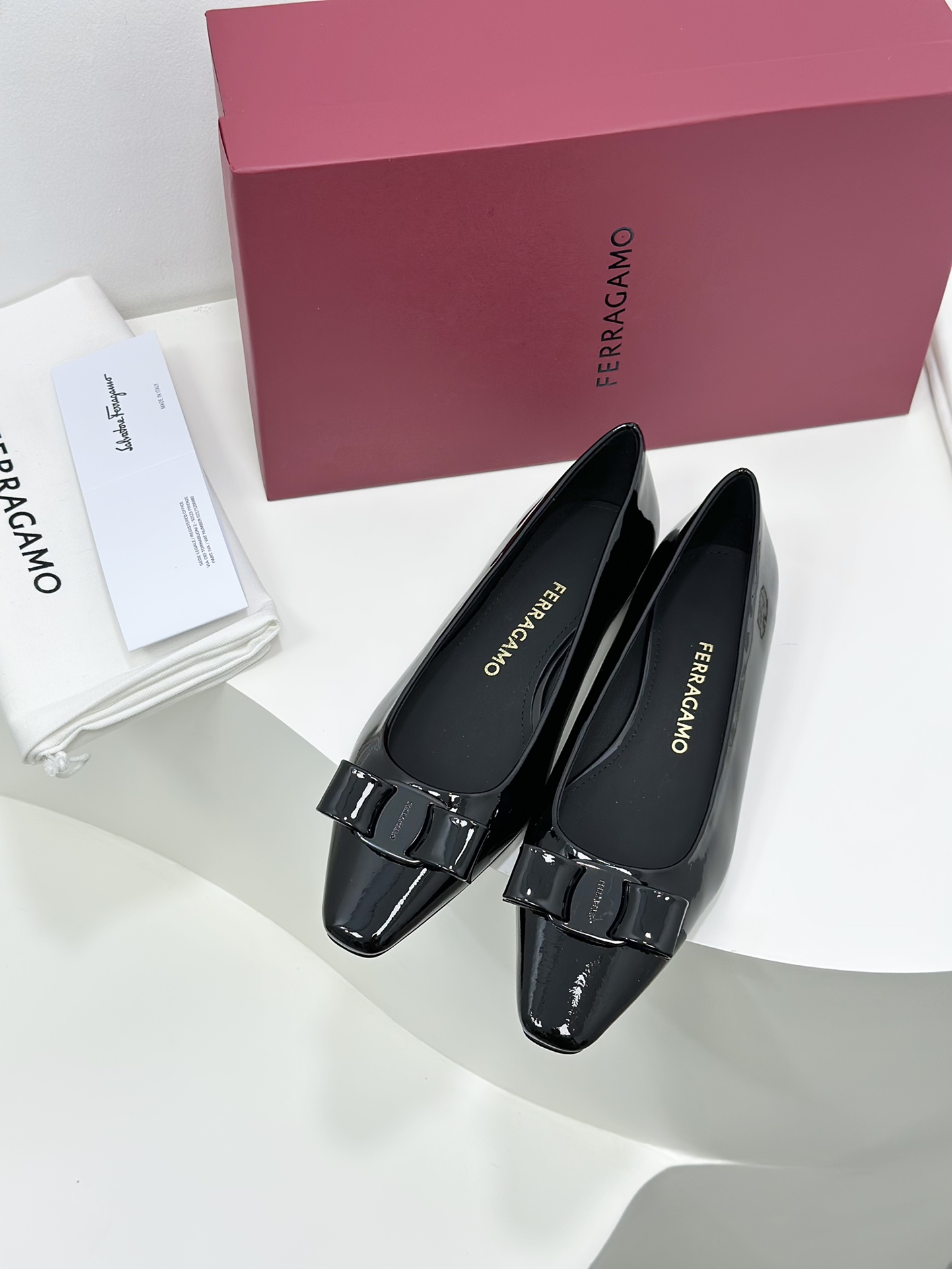 Salvatore Ferragamo Vara Bow Leather Ballet Flats - Classic Elegance 4 i1701240865 9068 6