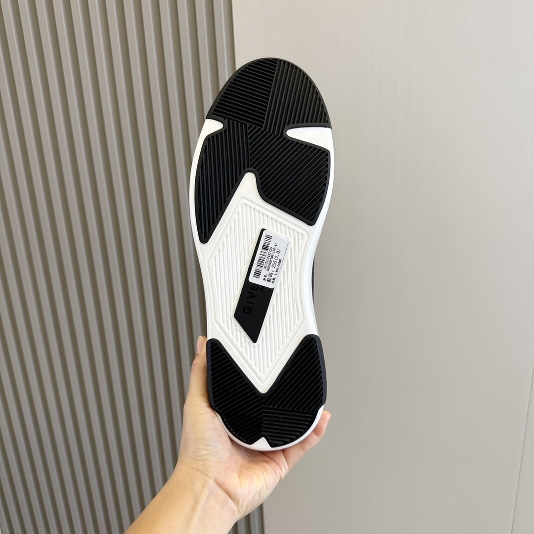 GVC男士-Wing低帮休闲鞋全新发布Wing精选系列塑造出极具辨识度的摩登形象当优雅与运动交融的时候碰