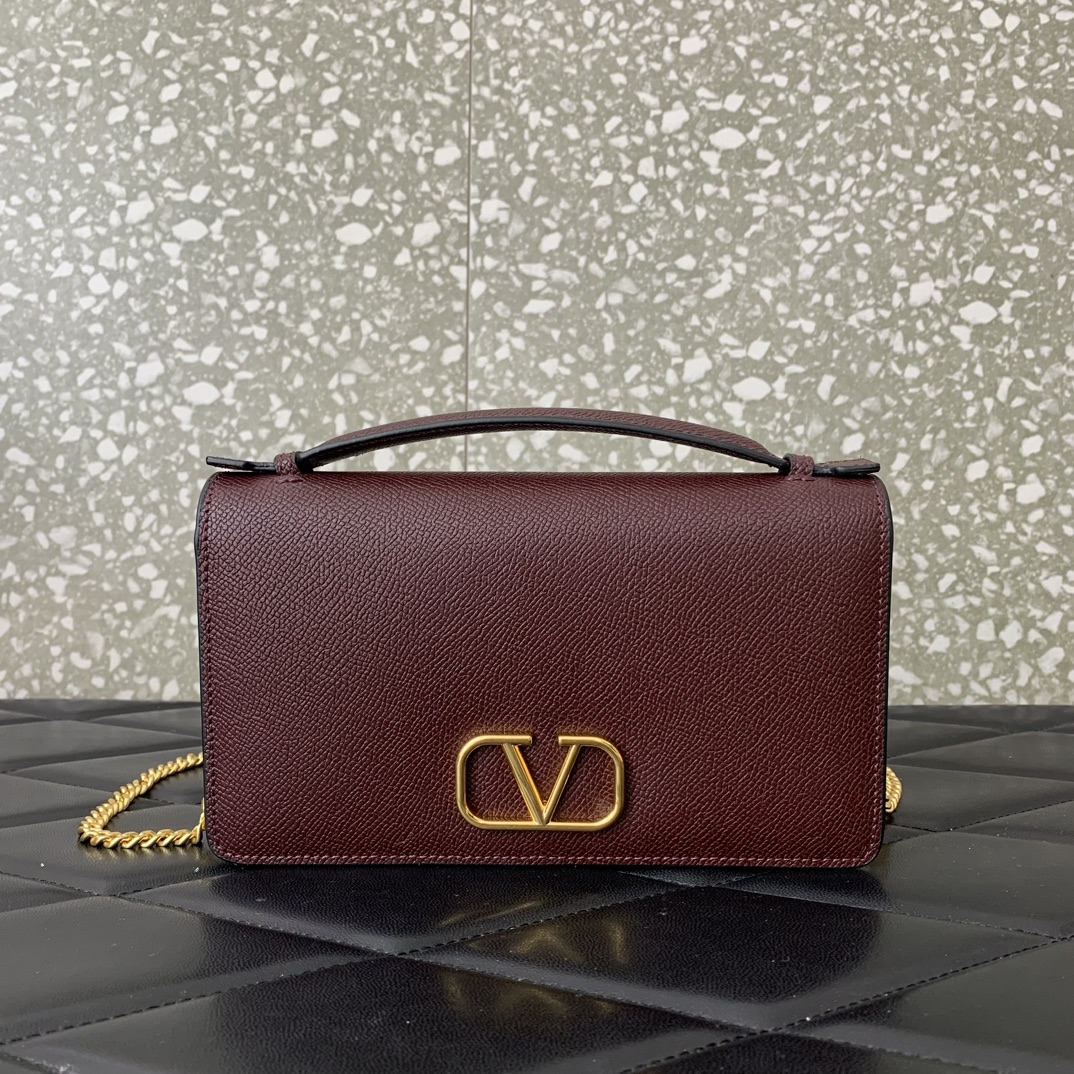 Batch 550 Valentino 24 new product Valentino Garavani VRING chain handheld design: made of palm-print cowhide, eye-catching iconic V-shaped LOGO