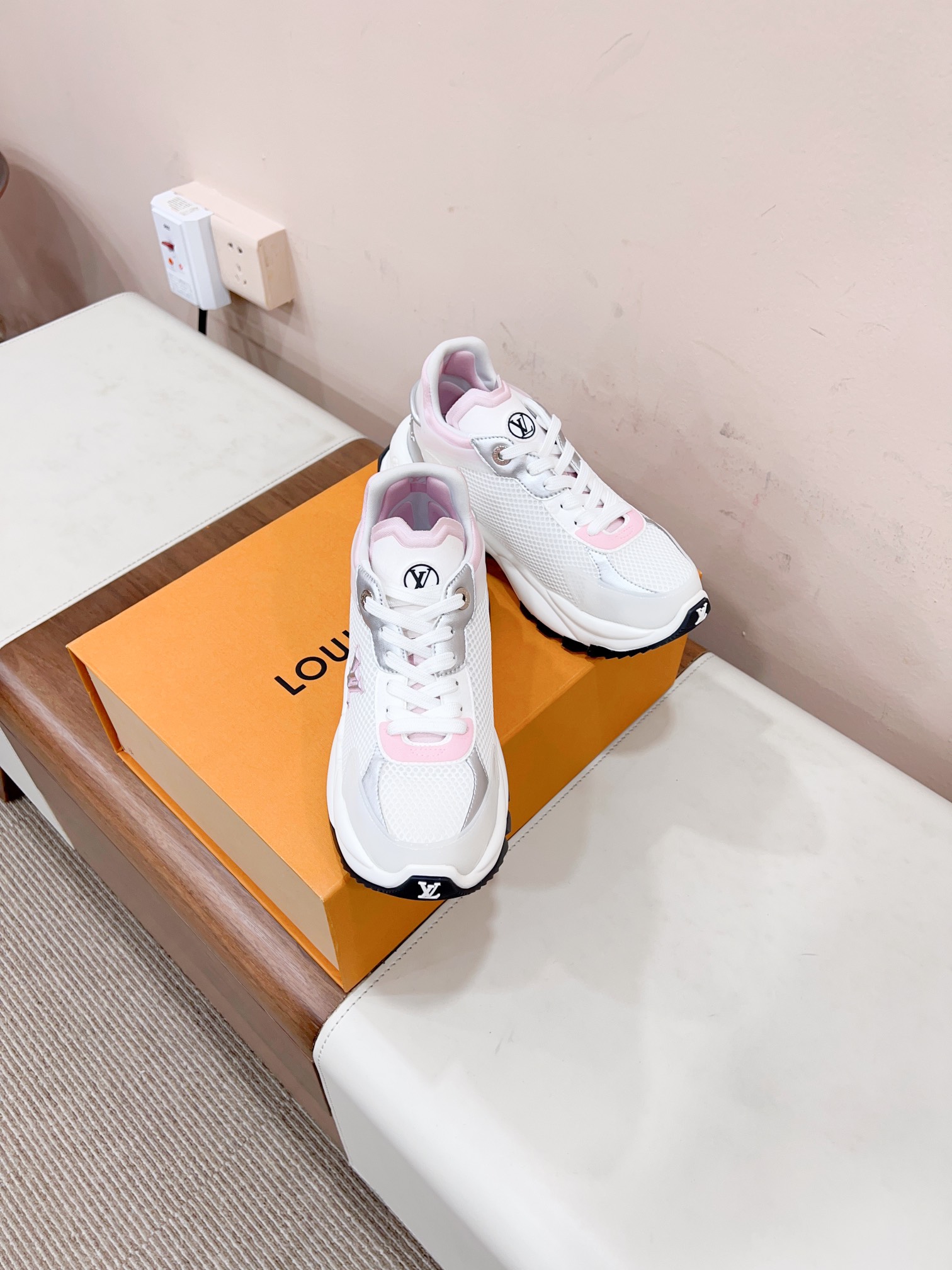 NO:164042,n Certified Louis *uitton Louis *Run 55 sports shoes are made of mesh fabrics, rubber and viscose, and are paired with cowhide leather materials to bring sports style. The iconic elements such as the back strap of Monogram canvas convey the brand's interest. The original lasting process is used to give exquisite gifts Fabric cowhide/imported custom mesh material Original molded sole (6.5): 35-40: Extreme cost-effectiveness, no bargaining., casual shoes/sports shoes, louis vuitton, louis vuitton, sneakers, cowhide19860909n 已认证  Louis *uitton路易威*Run 55 运动鞋拼合网格面料、橡胶和粘胶等科技材质,搭配牛皮革材质,共同洋溢运动格调.Monogram 帆布后袢带等标志性元素传递品牌意趣.采用原版套楦工艺,赠送精美礼品 面料牛皮/进口定制网料 大底原版开模大底（6.5) : 35-40 :  极致性价比,不议价.,休闲鞋/运动鞋,louis vuitton,louis vuitton,sneakers,cowhide,Women's Shoes