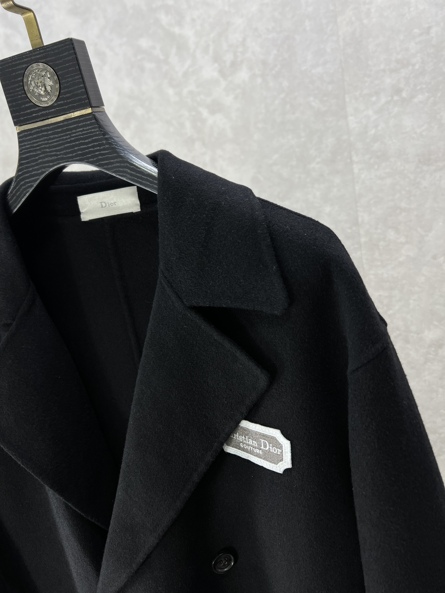 Dior迪奥秋冬新款男士羊毛呢大衣给人一种标签试的感觉！除了在款式设计上颇有造诣之外最明显或者说最为拿手