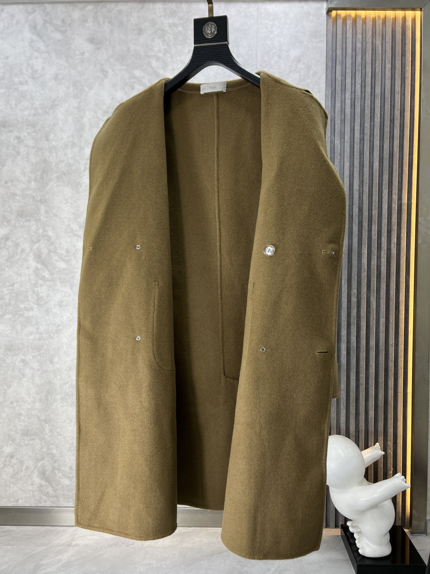Dior迪奥秋冬新款男士羊毛呢大衣给人一种标签试的感觉！除了在款式设计上颇有造诣之外最明显或者说最为拿手