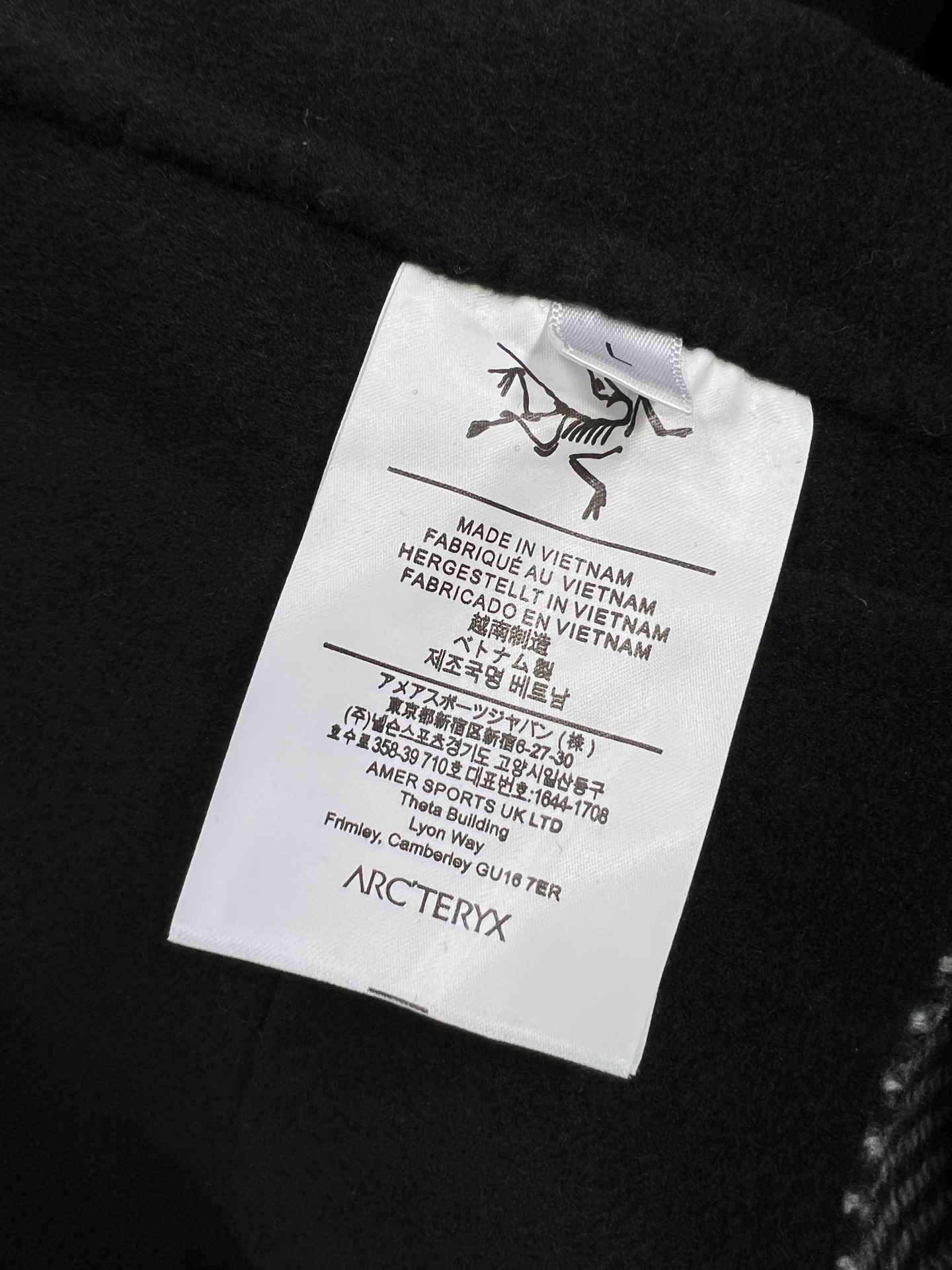 ARCTERYX始祖鸟秋冬新款男士羊毛呢大衣给人一种标签试的感觉！除了在款式设计上颇有造诣之外最明显或者