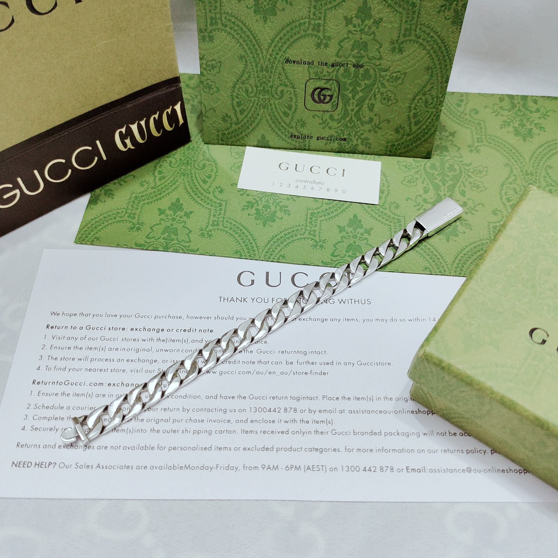 NO:108732,Gucci bracelet with a light body, with a brand in the middle to create an image, add a fashionable and classic production to this bracelet Size: 16.17.18.19.20.21.22, jewelry boutique, gucci, bracelet19860909Gucci这款手链饰光身 中间素有品牌塑造形象 给这款手链添加时尚经典的制作 尺寸:16.17.18.19.20.21.22,饰品精品,gucci,bracelet,Jewelry