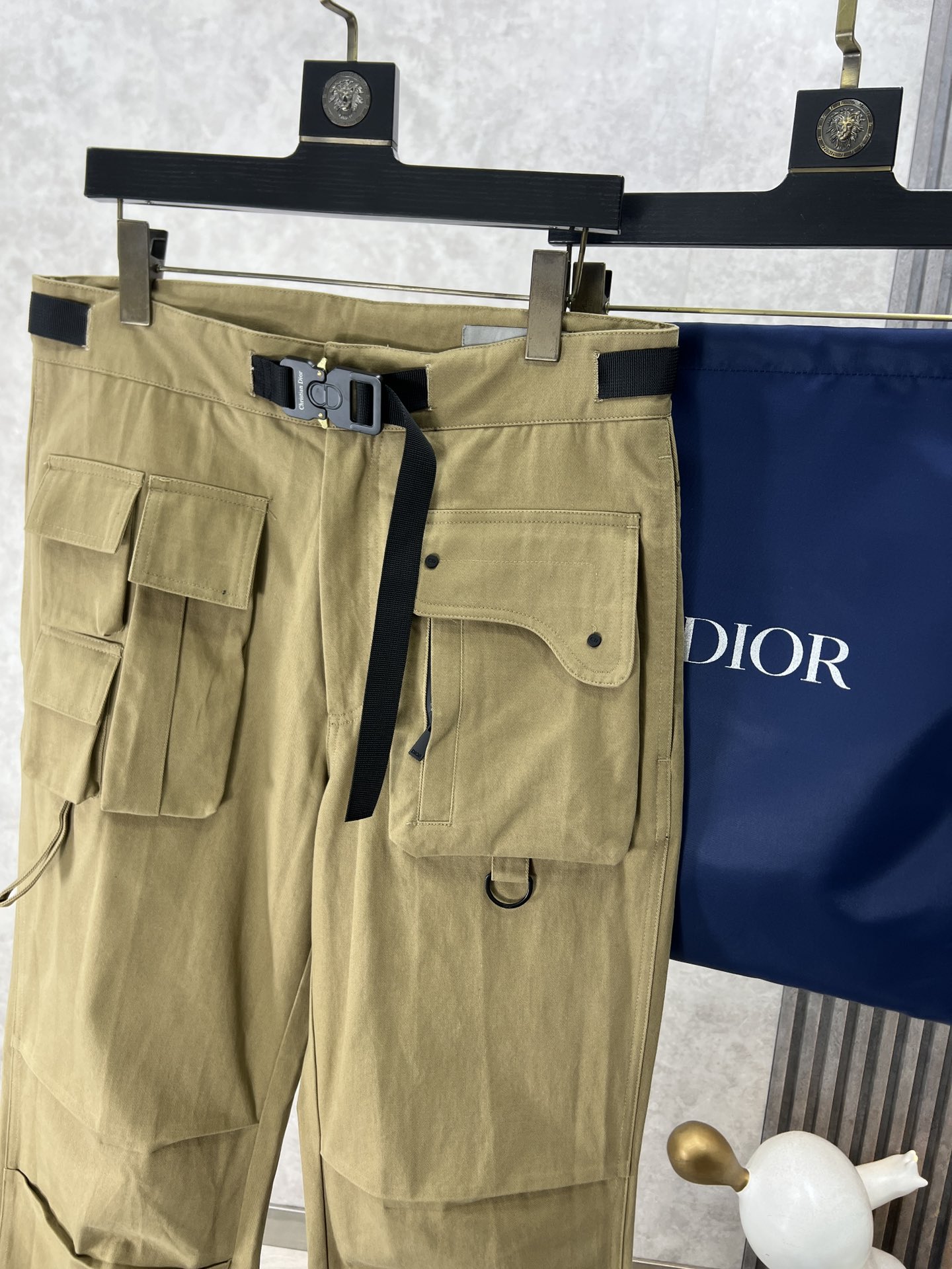 Dior迪奥新款徽标锁扣工装裤这款工装裤采用轻盈的弹力棉质华达呢精制而成采用中腰设计多口袋工装口袋饰有“