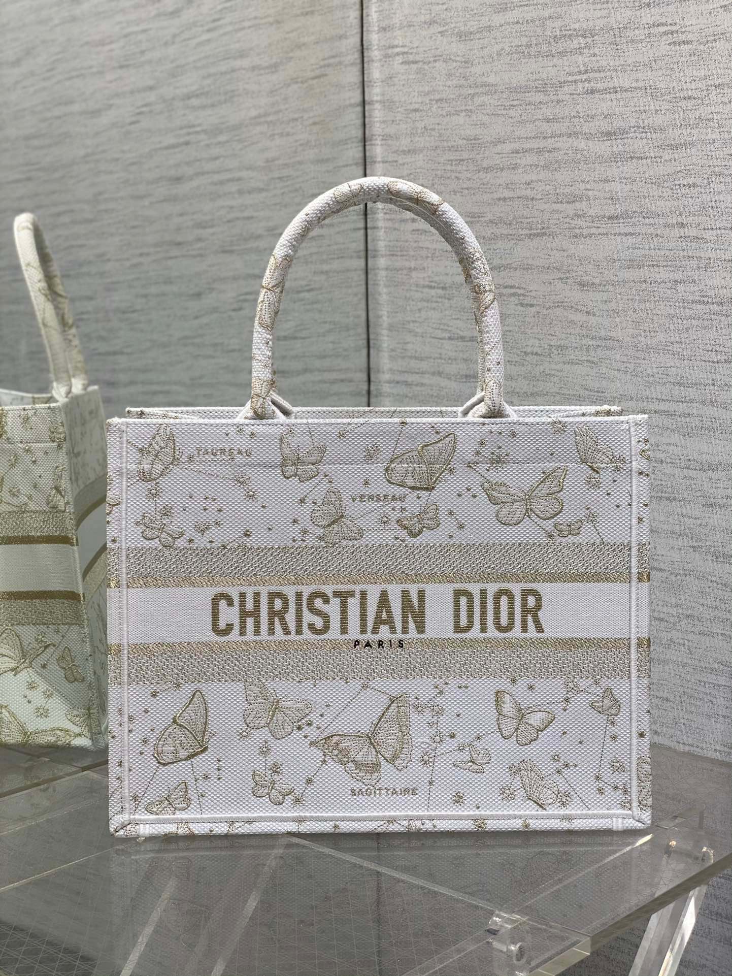 Dior Tote сумка с вышивкой в виде бабочек цвета платиновый белый