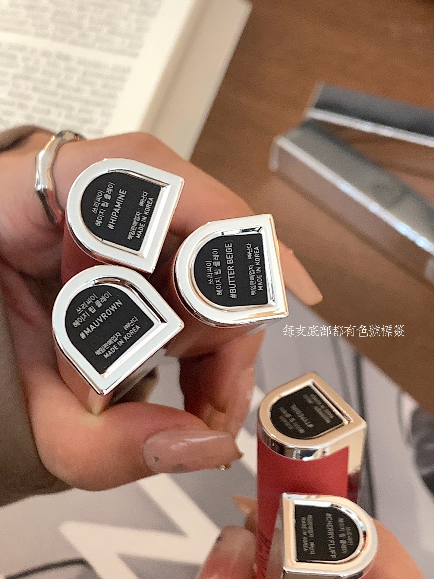 到货各💰44包邮
新品3ce唇泥 ▪️糯叽叽唇泥质地
▪️哑光丝绒我好爱
质地绝对不拔干
上嘴像慕斯一样顺滑
奶呼呼的雾面感才是韩妆精髓 口红调色盘大师