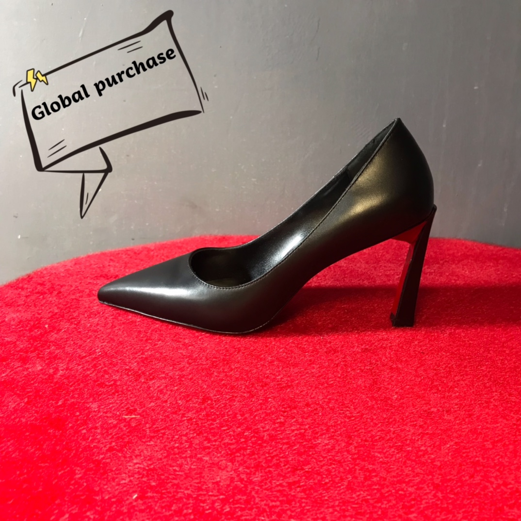 NO:100034,High-end custom spring and summer classic series!  H8.5Cm. Size 34-42. Customized leather large sole. Q2457-1, black cowhide, black sheepskin. Standard European size Reference:Q2457-1 Color:black/black Material:sheep leather Lining:goat leather Heel height:8.5Cm Sole:leather sole Size:EU 34-42 (US 4-11):,,christian louboutin,cowhide,sheepskin,Leather soles19860909高端订制 春夏精典款系列！ H8.5Cm.尺码34-42码.真皮大底订制款.Q2457-1,黑色牛皮,黑色羊皮. 标准欧码 Reference:Q2457-1 Color:black/black Material:sheep leather Lining:goat leather Heel heigh:8.5Cm Sole:leather sole Size:EU 34－42（US 4一11) :,,christian louboutin,cowhide,sheepskin,Leather soles,Women's Shoes