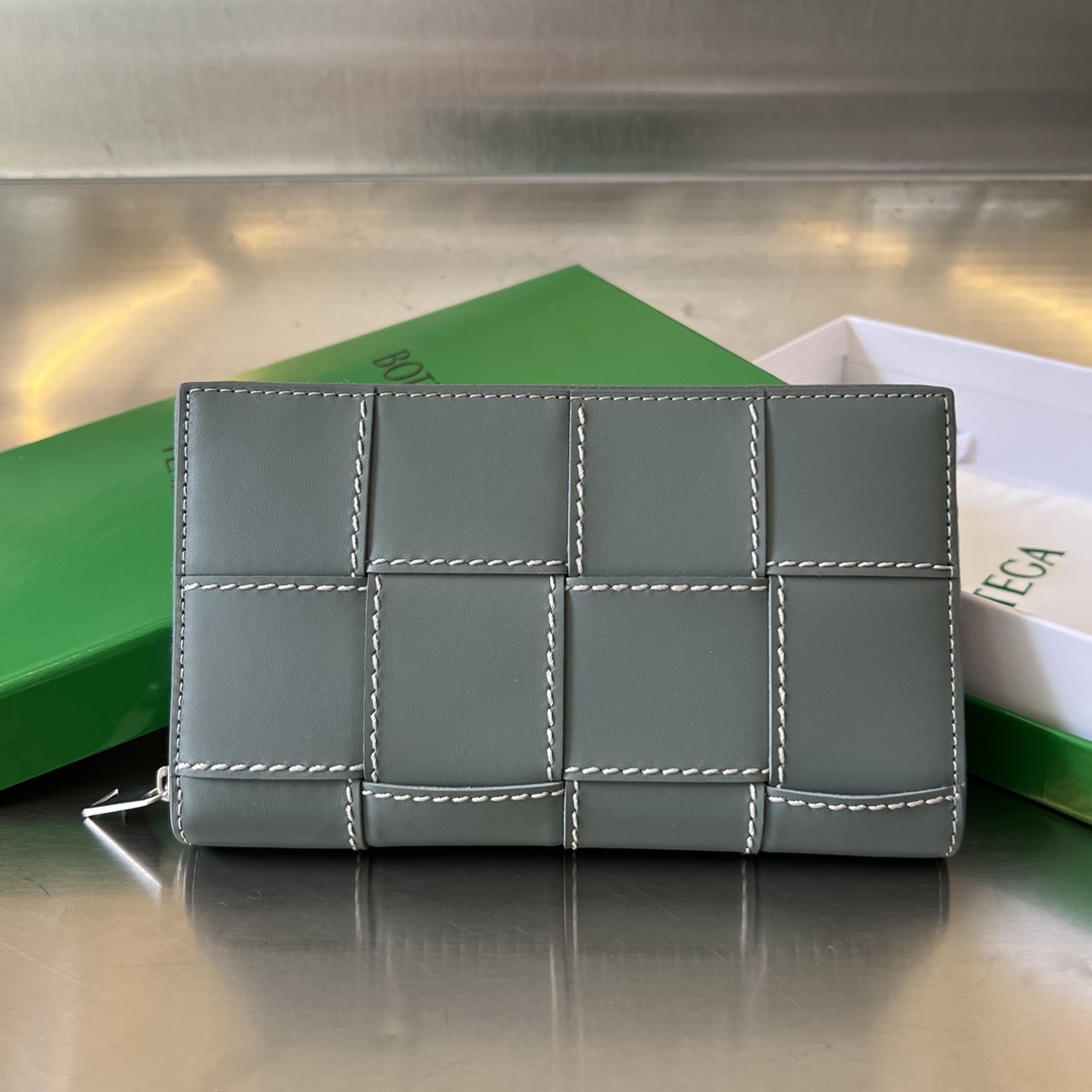 NO:718123,B's Woven Stitch Wallet 748054 Medium-width braided outer seam design, fashionable and classic at the same time, pure hand-made stitching, original calfskin~ Needless to say about the feel, there are many card slots inside, so you can really make the best use of everything!  The color matching design of the stitching is really advanced!  A wallet that is both beautiful and practical!  Size 19x11.4x2,BV,bottega veneta,wallets,cowhide19860909B家编织缝线钱包 748054 中宽编织外缝线设计 时髦度与经典并存 纯手工缝线 原厂胎牛皮～手感无需多言内里容量卡槽特别多 真的是物尽其用！ 缝线的拼色设计真的很高级呀！有颜值又实用的钱包了吧！ 尺寸19x11.4x2,BV,bottega veneta,wallets,cowhide,欧美剧