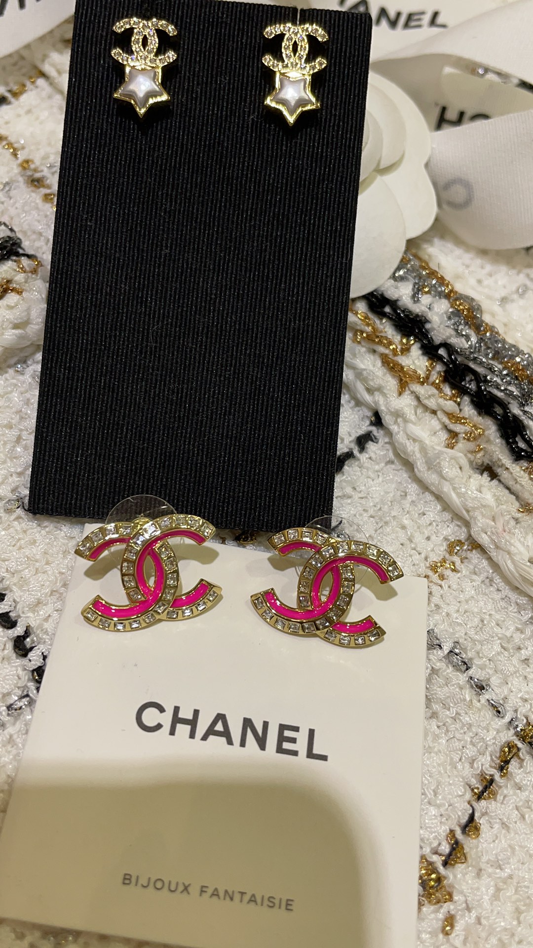 NO:632069,88160, today’s new product pink gold 24C early spring new pink enamel rhinestone double C stud earrings. The gorgeous peach pink color comes with a filter that is so eye-catching. It is very comfortable on the upper ears and has a high daily wear rate. The basic style can’t be mistaken with your eyes closed. Super versatile. Z-consistent brass material. Swarovski diamonds, Cartier high-end jewelry1986090988160,今日新品粉金 24C早春新款粉色珐琅水钻双C耳钉 艳丽的桃粉色自带滤镜太吸睛啦 上耳很舒适 日常佩戴率极高 基础款式真的闭眼入不出错 超级百搭 z一致黄铜材质 施华洛钻,,卡迪亚高端饰品,Jewelry