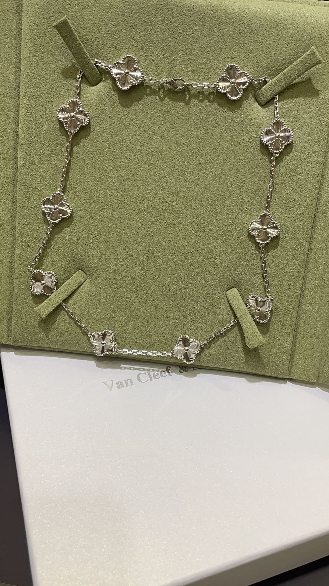 NO:634269,88460 & arrived today VCA’s new white gold laser four-leaf clover and ten-flower necklace. The laser pattern shines super invincibly under various lights. It’s so beautiful that it’s so eye-catching that I can’t refuse it. ZK real gold, real shot 925 sterling silver chain, brass tori, CNC jewelry craftsmanship, fine version, thick plated real gold, necklace, pure silver, Cartier high-end jewelry1986090988460 & 今日到货 VCA新款白金色镭射四叶草十花项链 镭射花纹在各种光线下超级无敌闪 实物美哭了超级吸睛完全拒绝不了 zk真金,实拍925纯银链条黄铜花托 cnc珠宝工艺精工版本厚镀真金,,necklace,pure silver,卡迪亚高端饰品,Jewelry