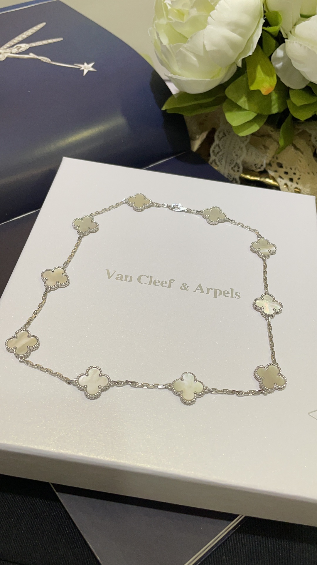 NO:634345,& 88480 Today's spot pictures, full set of packaging 80 VCA new white gold white mother oyster four-leaf clover ten flower necklace. The luster of natural white mother oyster is gentle and pure. The white gold chain adds a bit of cool and noble temperament. It looks really good when worn on the body. It can also be worn as a bracelet. zk real gold, real shot 925 sterling silver inlaid with natural white mother oyster. CNC jewelry craftsmanship. Seiko version with thick plated real gold, necklace, bracelet, pure.  silver,Cardia high-end jewelry19860909& 88480 今日现货图片全套包装80 VCA新款白金色白母贝四叶草十花项链 天然白母贝莹润的光泽 温柔又清纯 白金链条增添几分清冷高贵气质 佩戴上身真的太好看 还能当手链佩戴 zk真金,实拍925纯银镶嵌天然白母贝 cnc珠宝工艺精工版本厚镀真金,,necklace,bracelet,pure silver,卡迪亚高端饰品,Jewelry