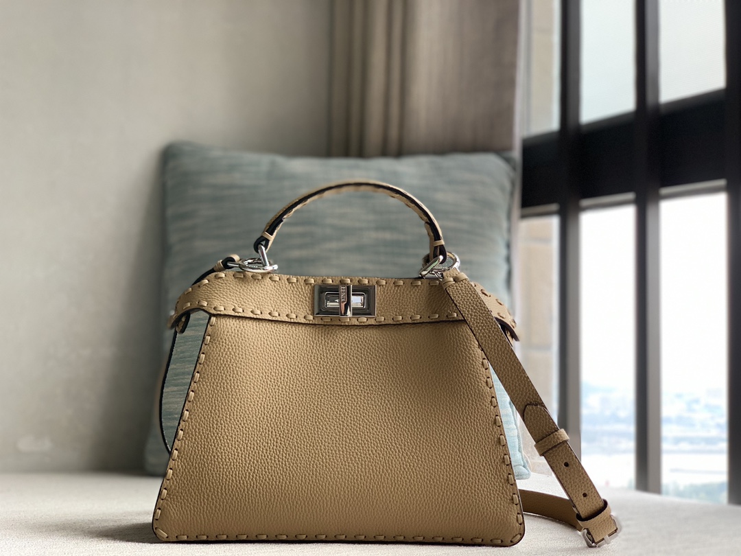 Sand color! Fendi's iconic original Peekaboo ISeeU small handbag, made of sand-colored Cuoio Romano leather, decorated with hand-stitching of the