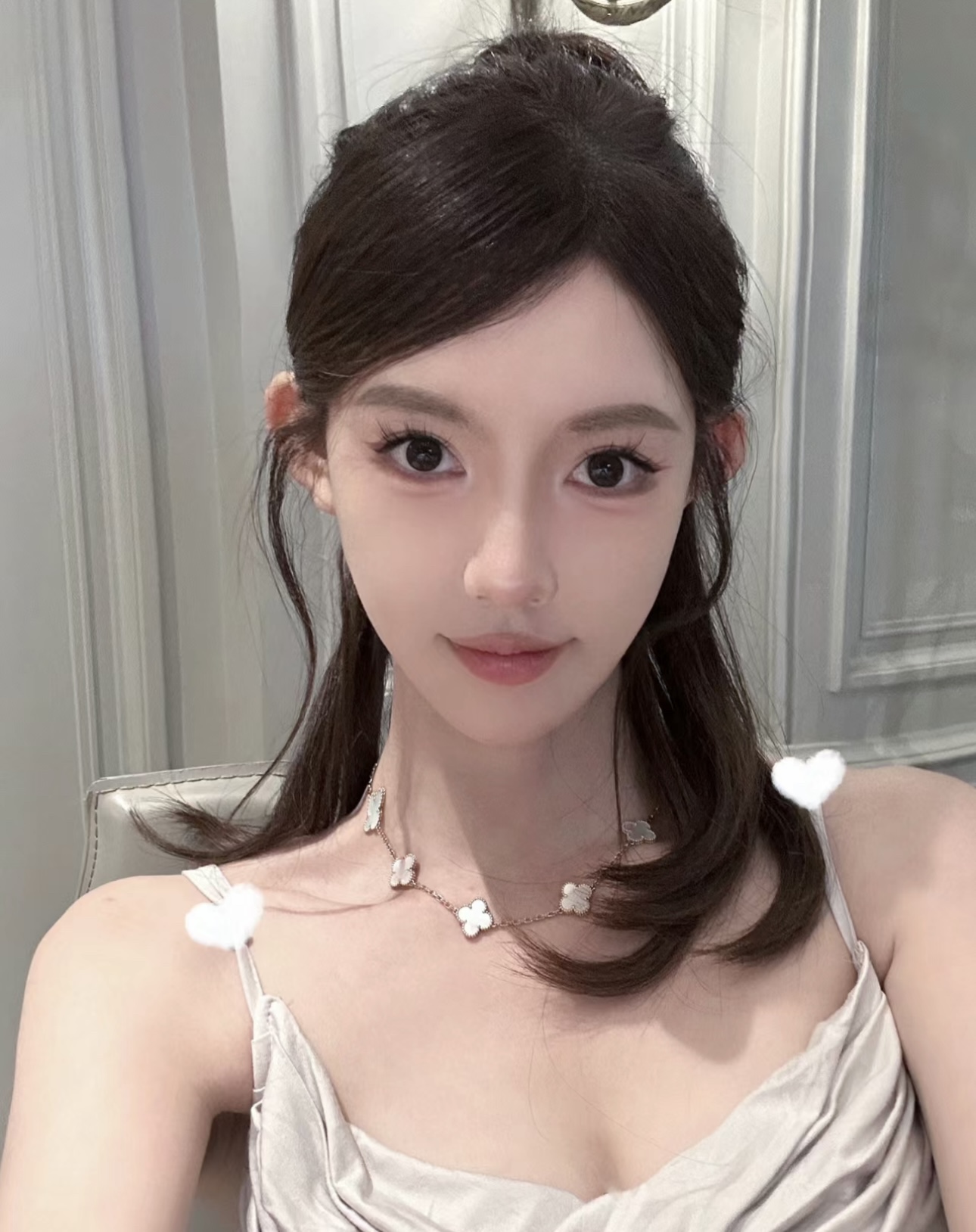 NO:634343,& 88480 Today's spot picture complete package plus 80 VCA new golden white mother oyster four-leaf clover ten-flower necklace. The natural white mother-of-pearl has a lustrous luster. It is gentle and pure. The ten-flower design has a sense of presence. It has a goddess temperament. It looks so good when worn on the body. It can also be worn as a bracelet. zk real gold, real shot 925 sterling silver inlaid with natural white mother oyster. CNC jewelry craftsmanship. Seiko version with thick plated real gold, necklace, bracelet, pure.  silver,Cardia high-end jewelry19860909& 88480 今日现货图片全套包装加80 VCA新款金色白母贝四叶草十花项链 天然白母贝莹润的光泽 温柔又清纯 十花设计很有存在感 女神气质拿捏了 佩戴上身真的太好看 还能当手链佩戴 zk真金,实拍925纯银镶嵌天然白母贝 cnc珠宝工艺精工版本厚镀真金,,necklace,bracelet,pure silver,卡迪亚高端饰品,Jewelry